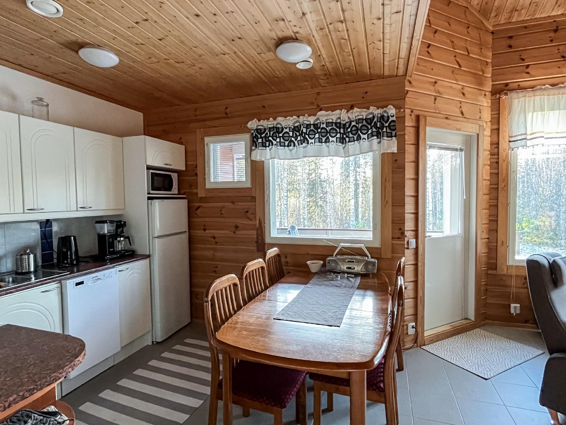 Keittiö ja olohuone yhtenäistä tilaa