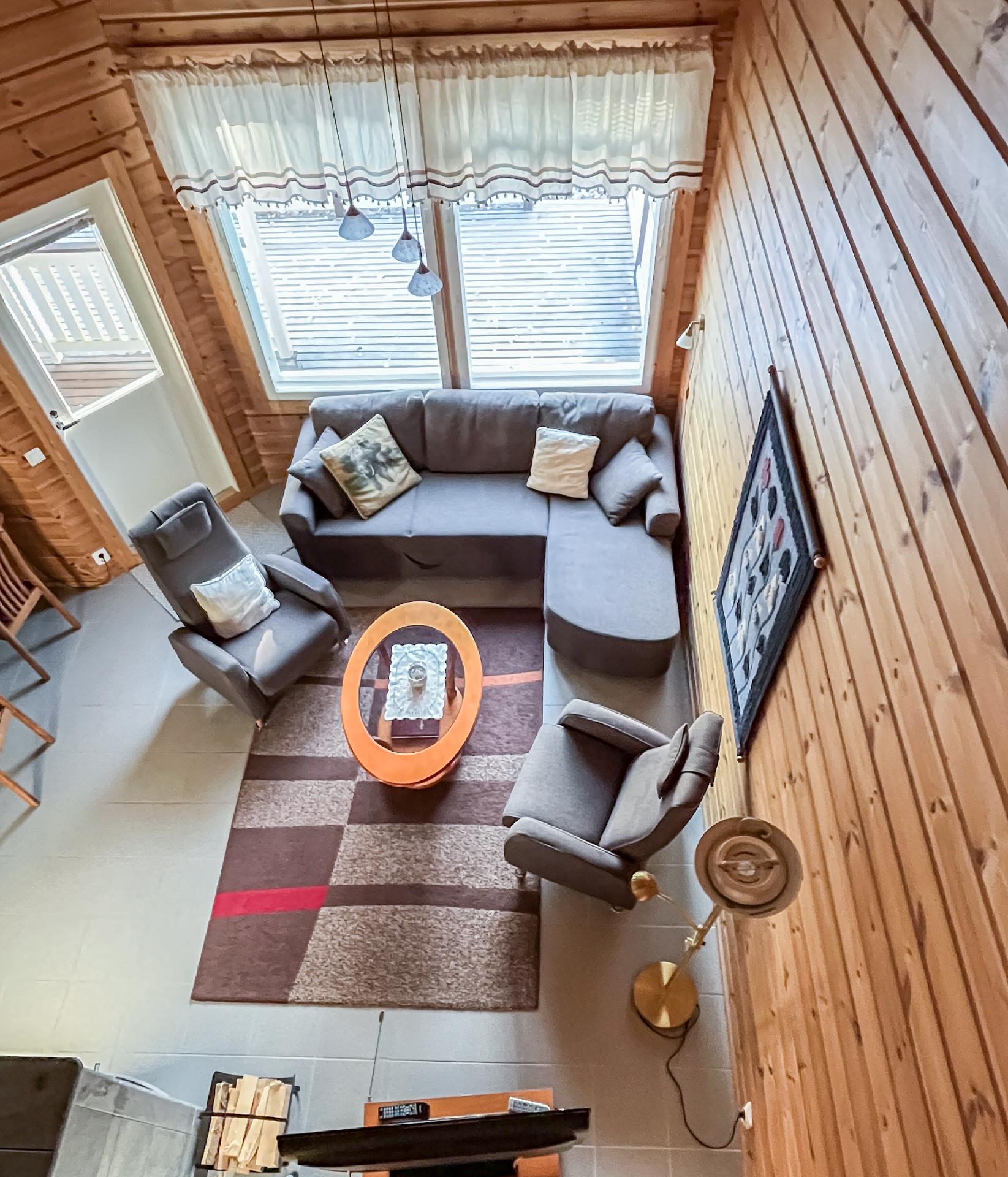 Olohuoneesta käynti takapihalle