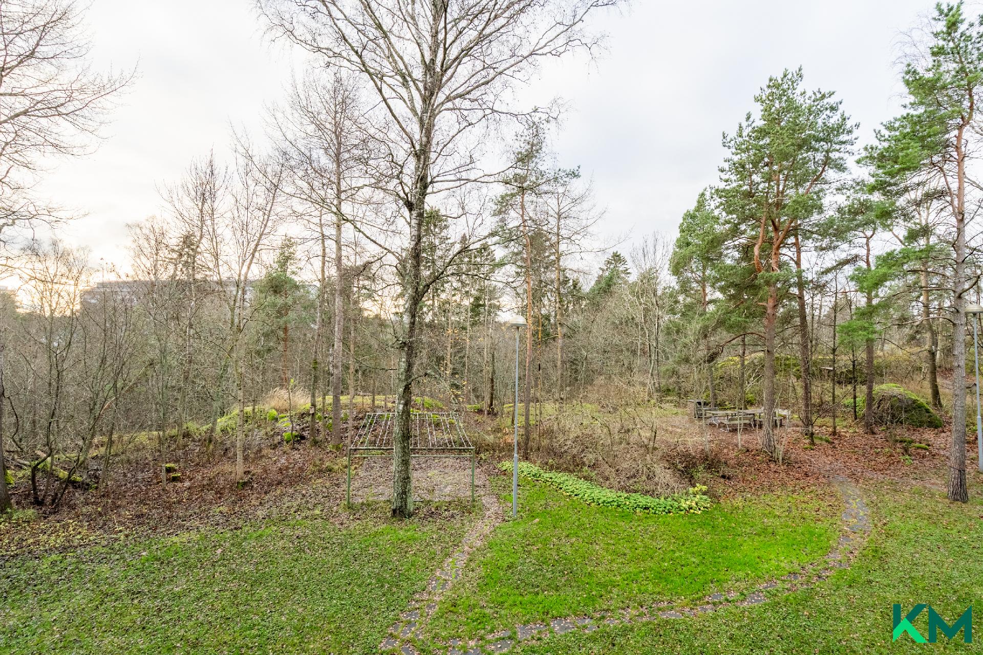 Parvekenäkymää ilta-auringon suuntaan