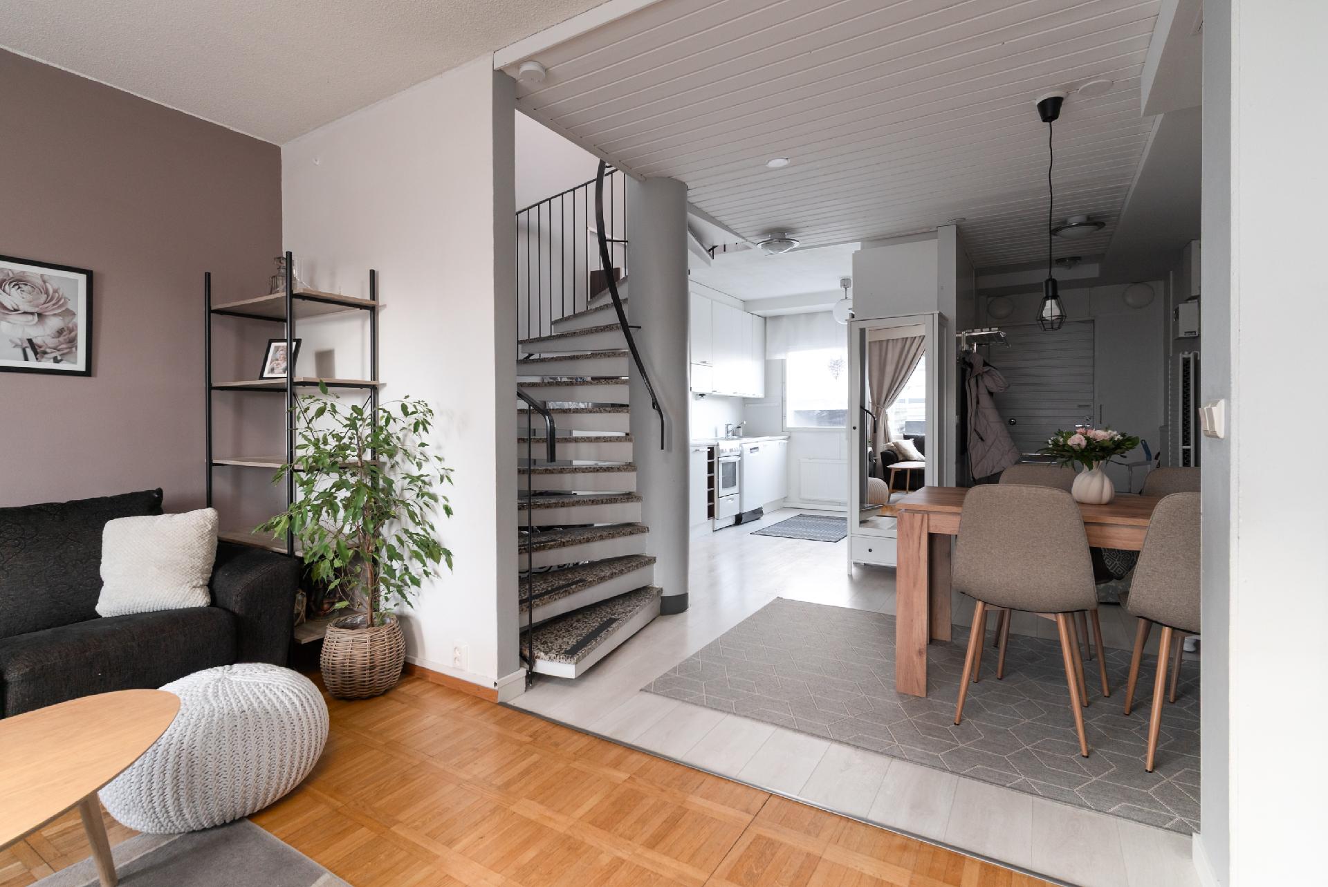 Olohuoneesta keittiö /eteinen