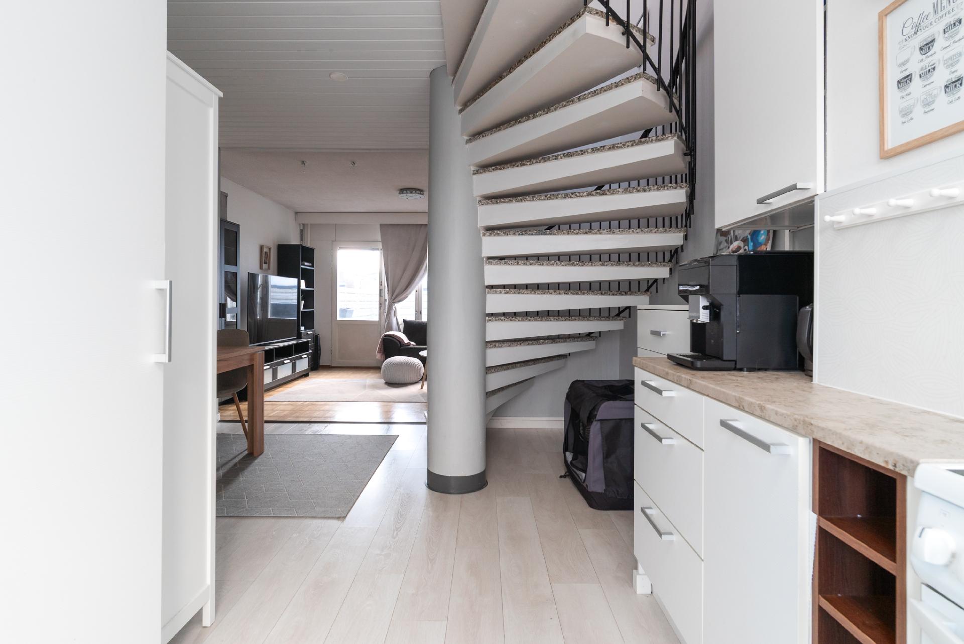 Keittiöstä näkymä olohuoneeseen