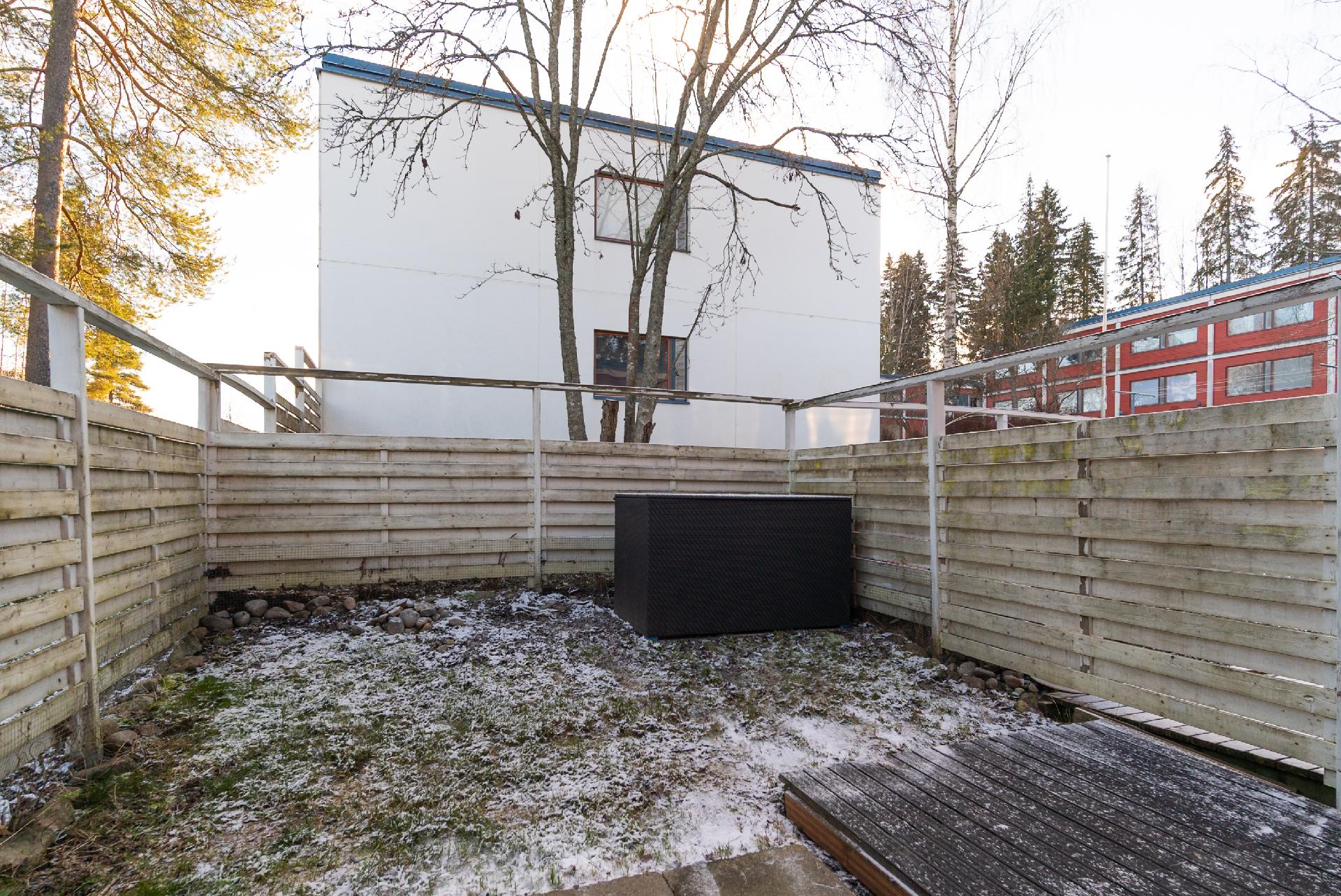 Piha-alue ja terassi