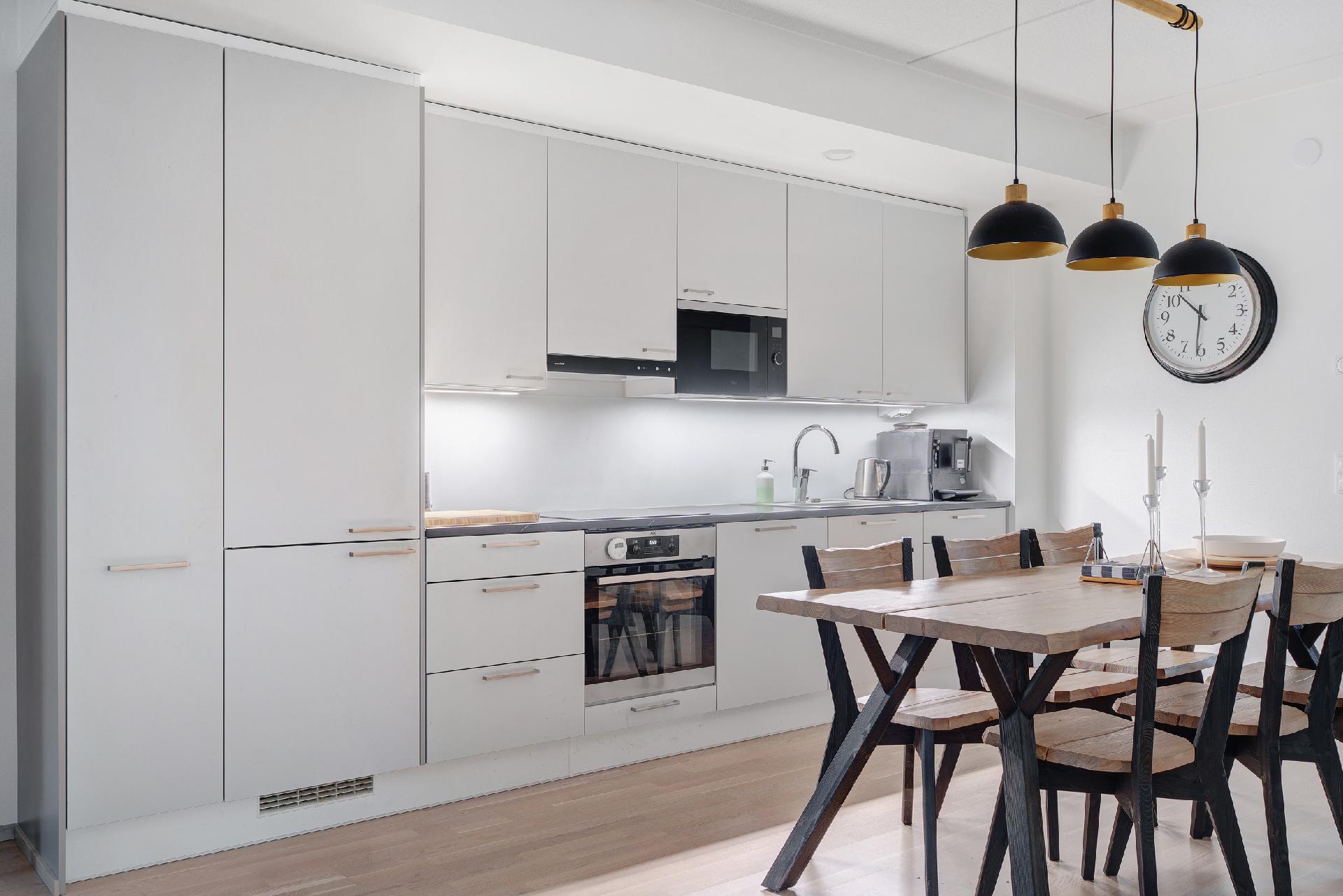 Kauniit vaalean harmaat kaapistot