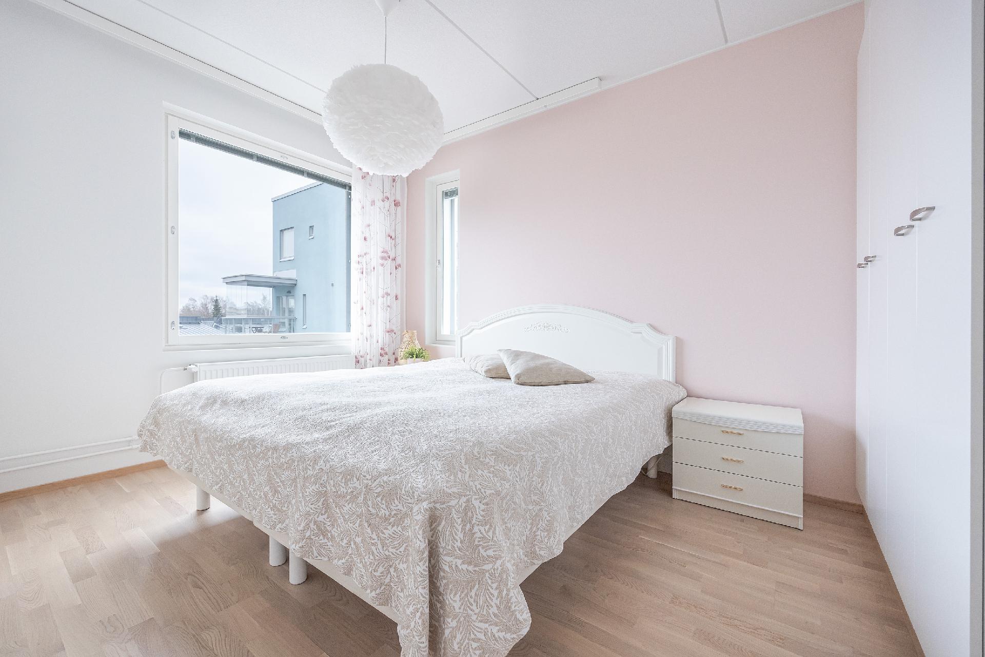 Isommassa makuuhuoneessa on kulmaikkuna