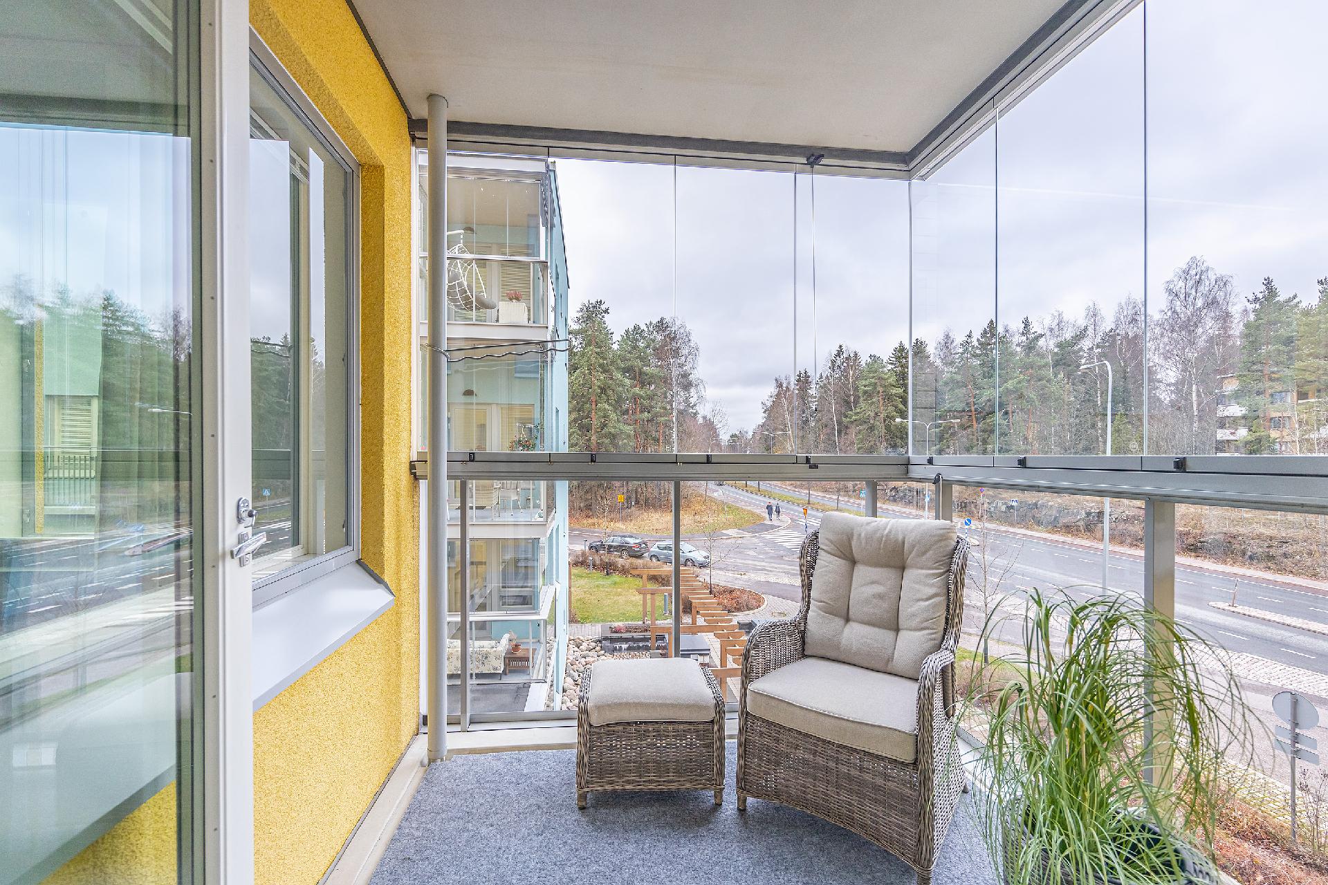 Lasitettu parveke, joka on muotonsa vuoksi helppo kalustaa