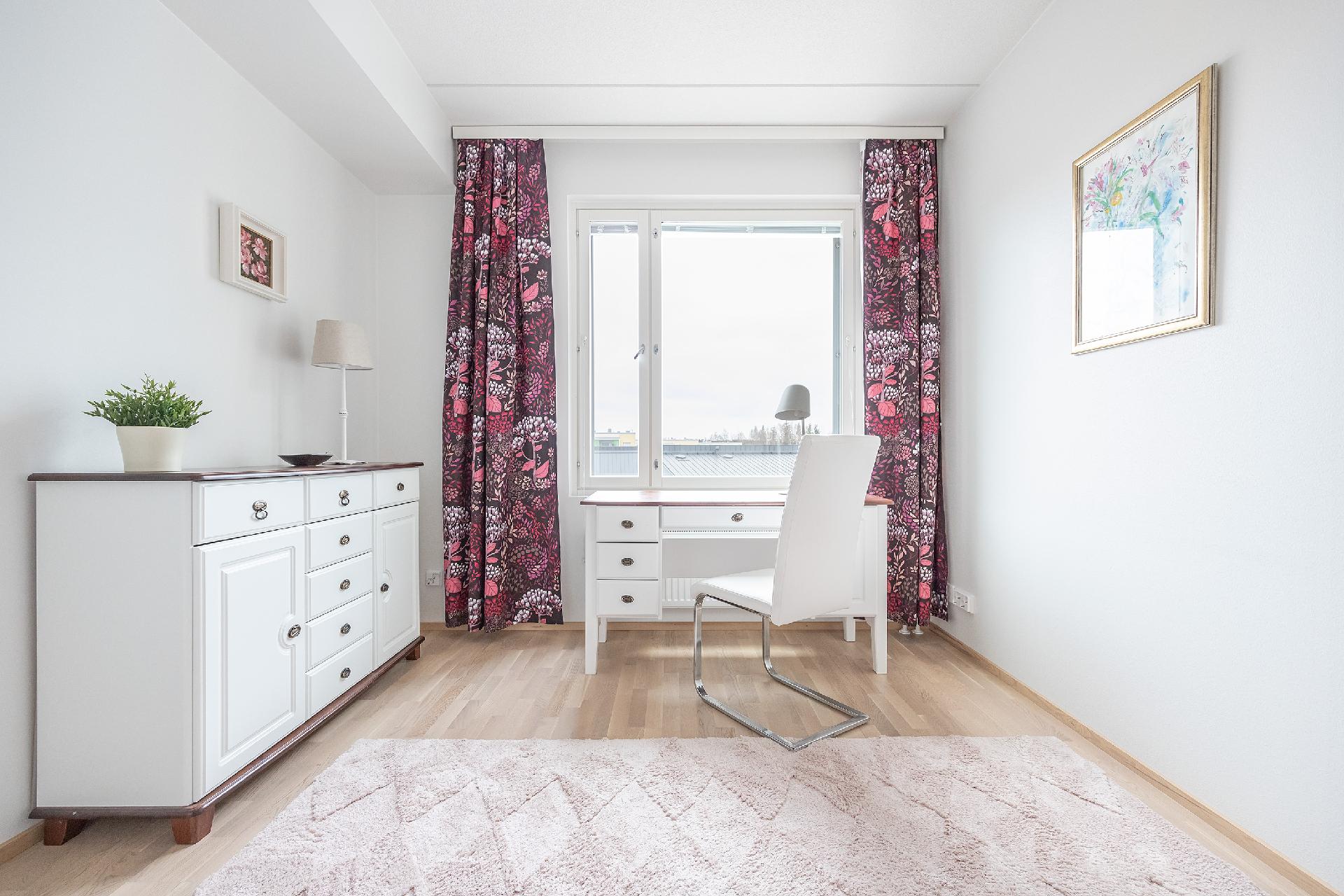 Pienemmässä makuuhuoneessa on vaatehuone