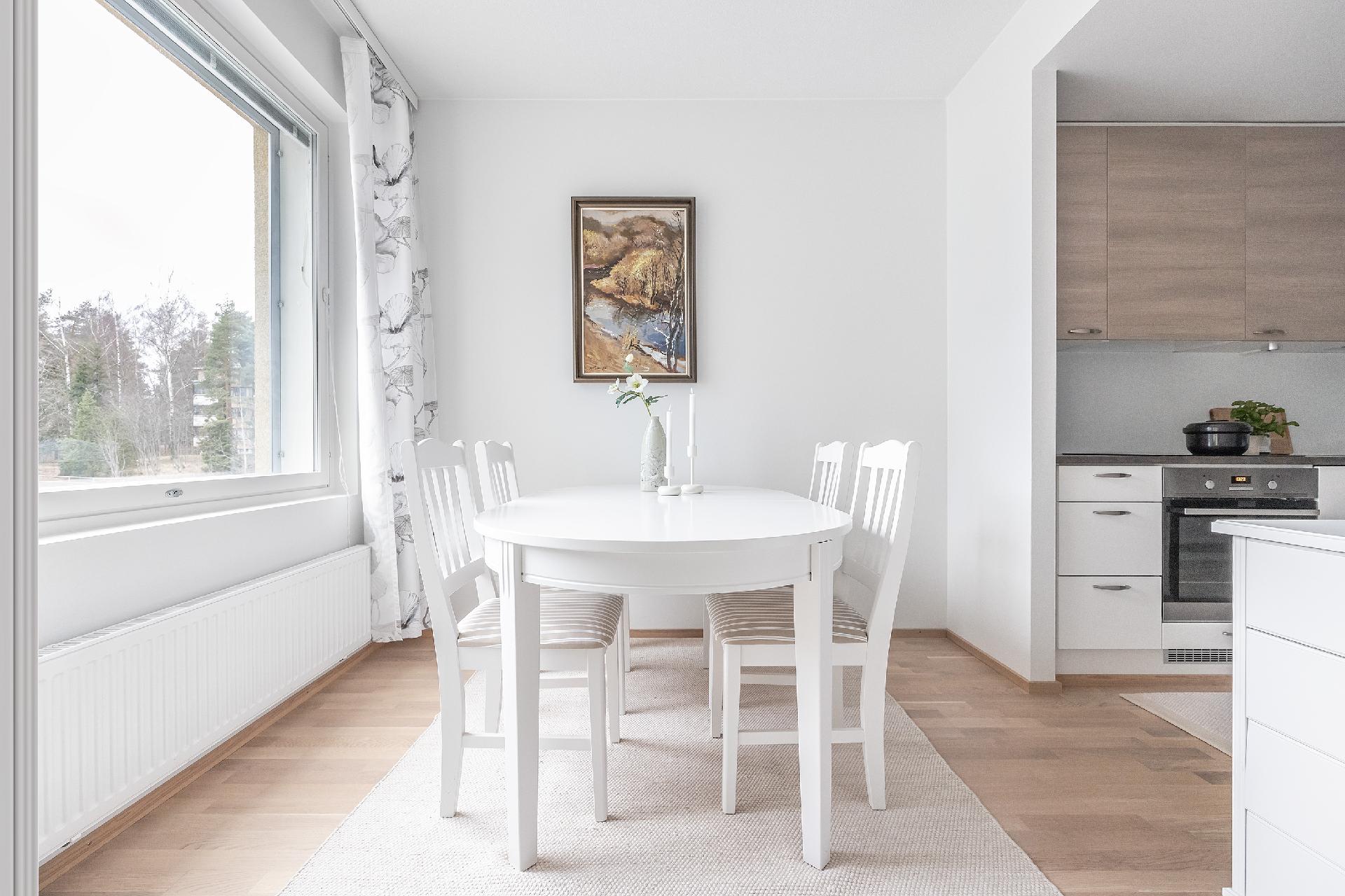 Ruokailutilaan mahtuu iso pöytä