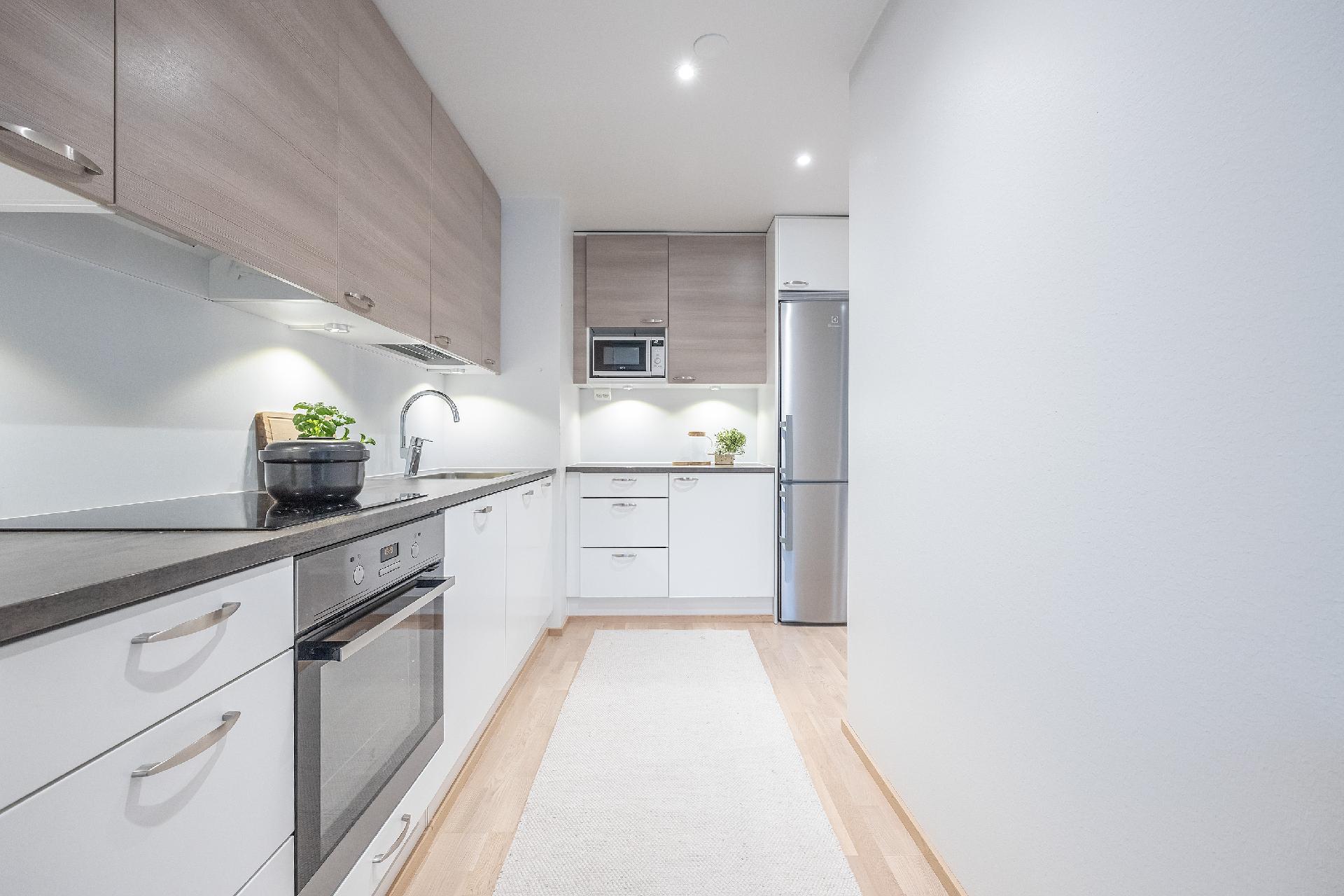 modernissa keittiössä on hyvin tasotilaa