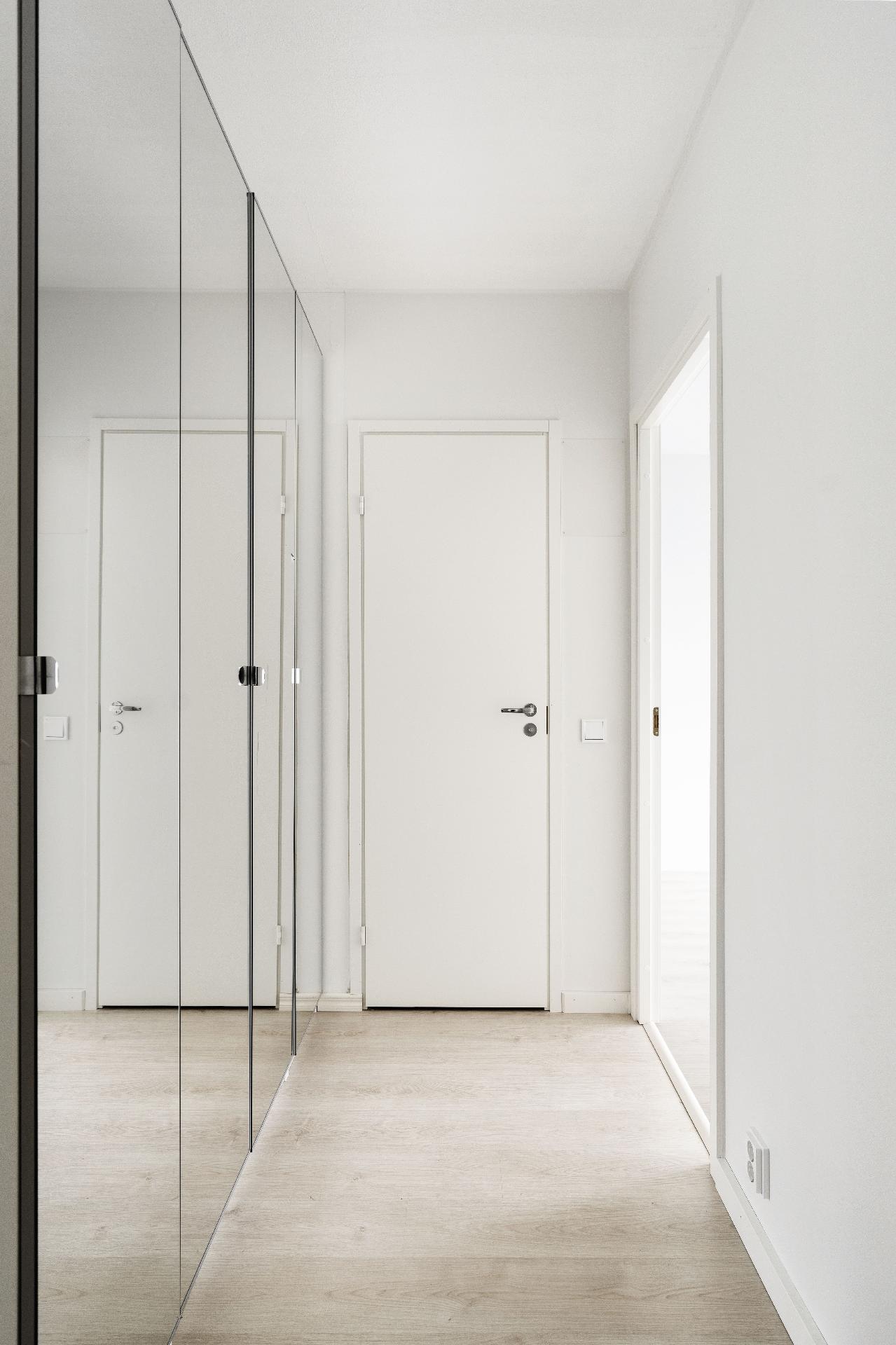 Eteisessä runsaasti kaappitilaa.