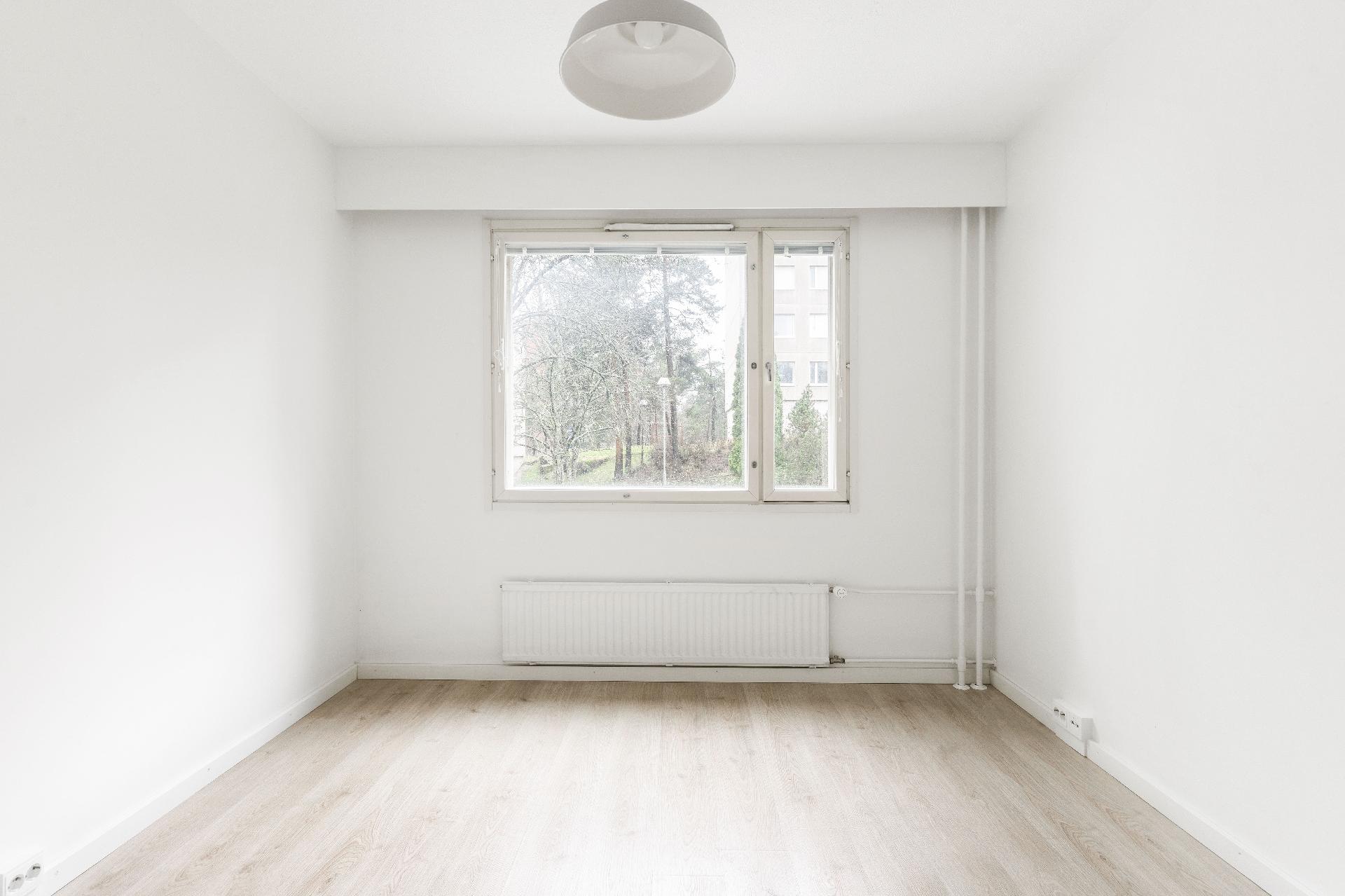 Makuuhuoneen ikkunoista näkymät sisäpihalle.