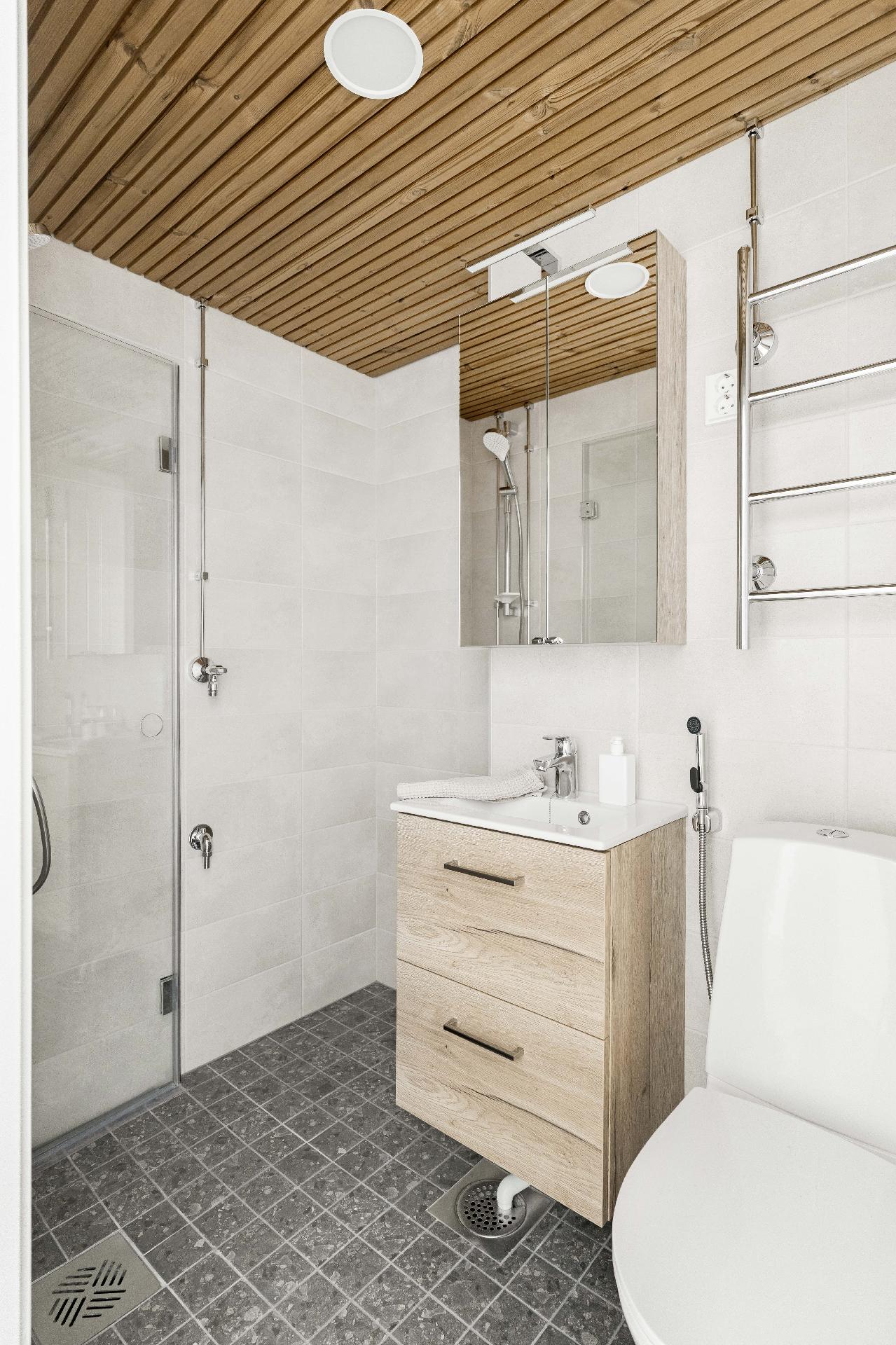 Kylpyhuone remontoitu kokonaan linjasaneerauksen yhteydessä.