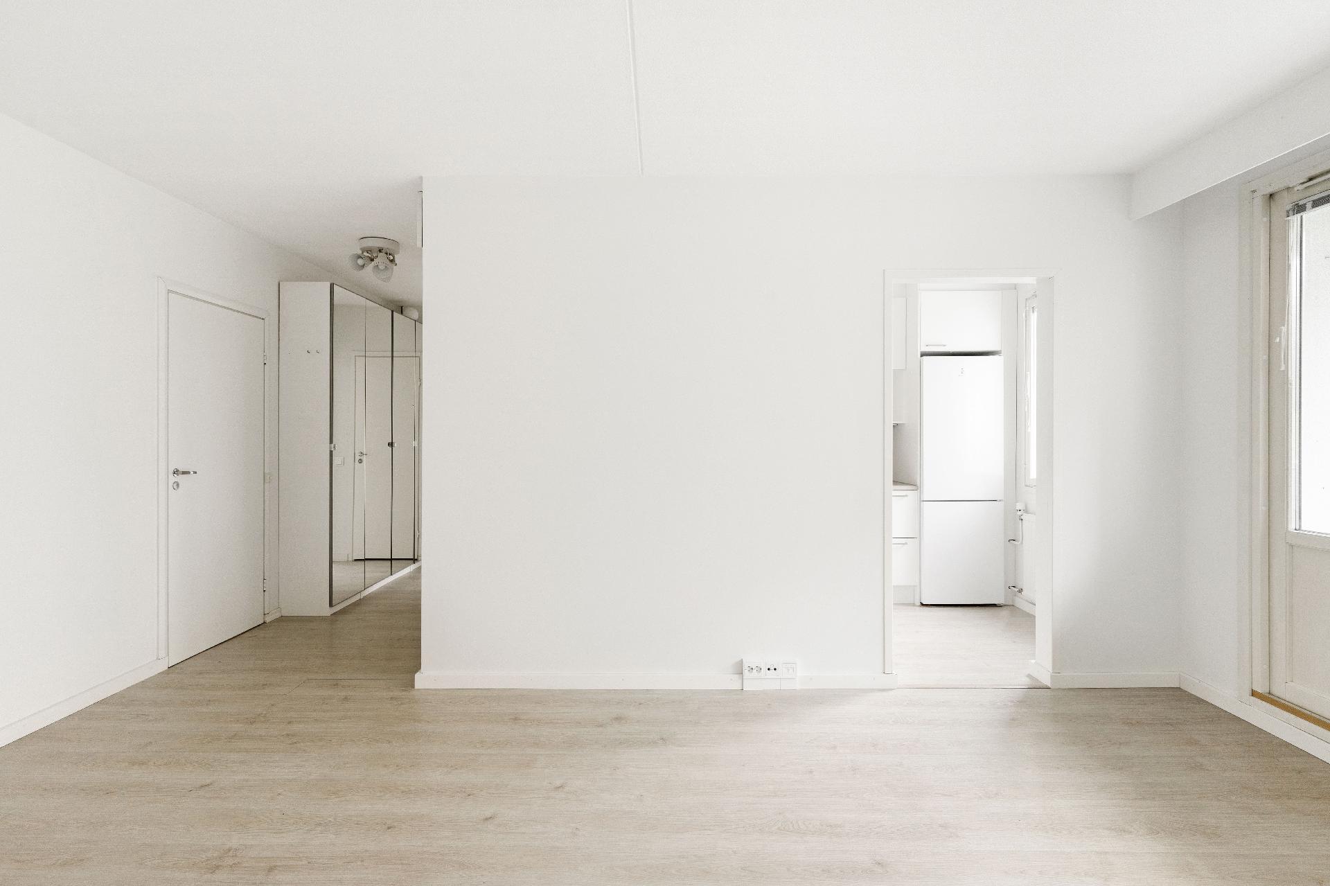 Olohuoneesta näkymää eteisen ja keittiön suuntaan.