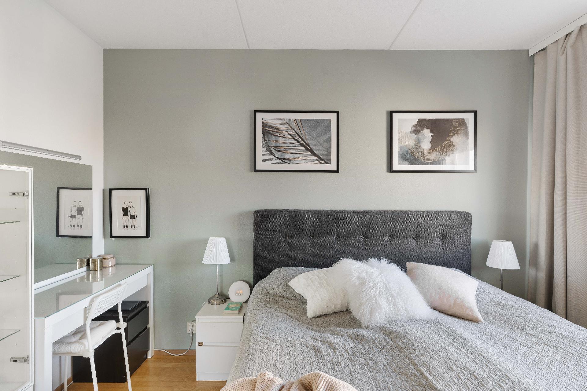 Makuuhuoneessa on kaapistot ja työtilakin mahtuu hyvin.