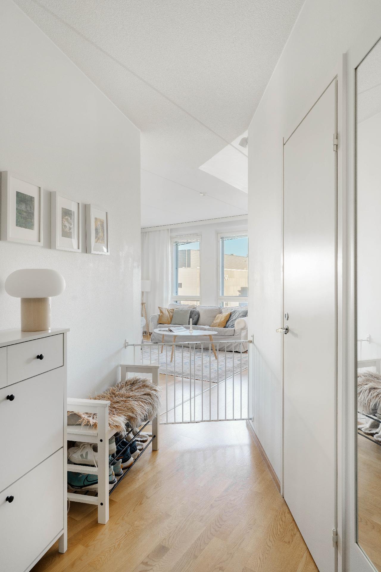 Oikealla vaatehuoneen ovi, vasemmalla kph/s.