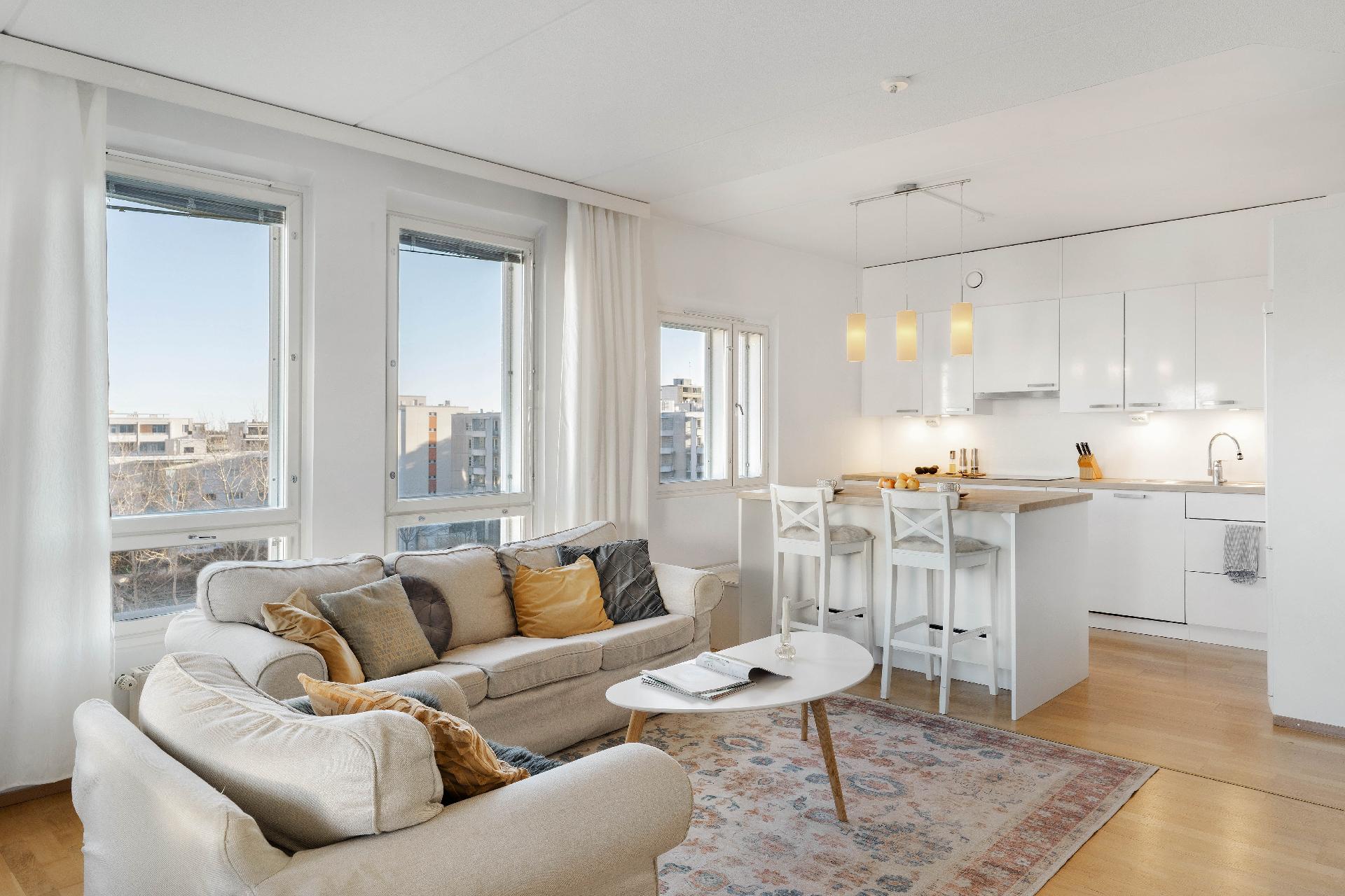 Keittiön ja olohuoneen välinen seinä on purettu.