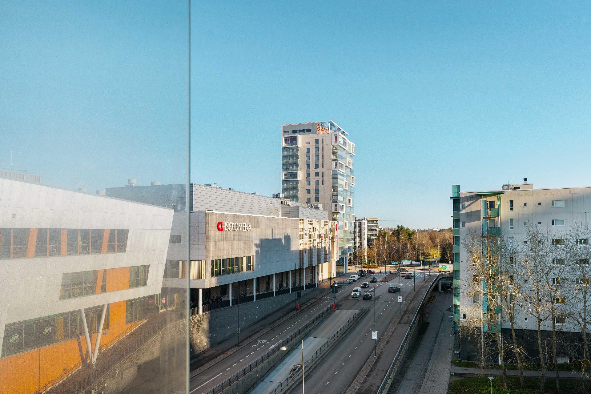 Iso Omenan kauppakeskus tien toisella puolella.