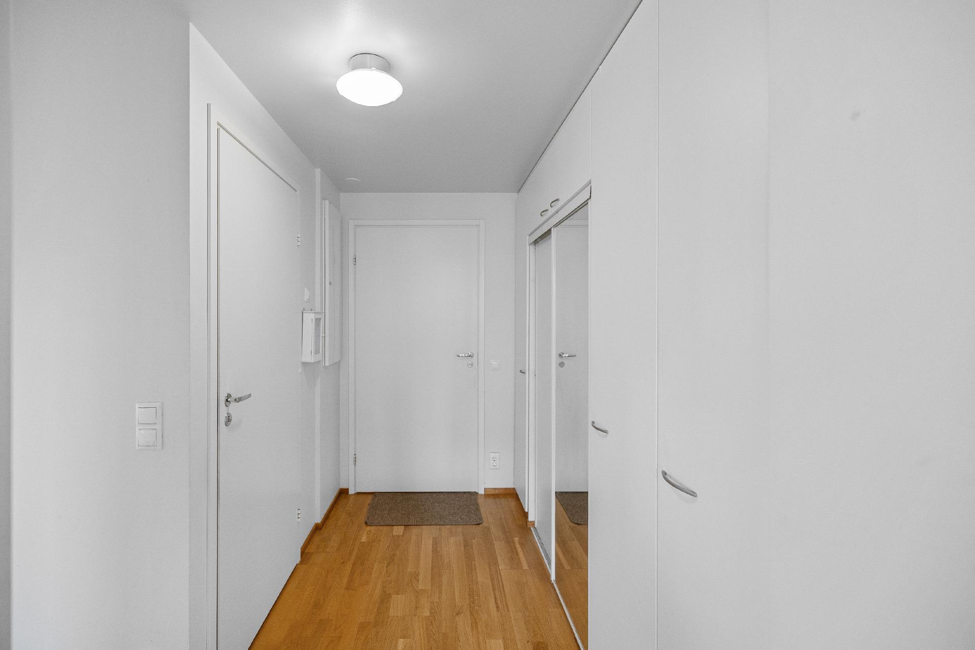 Eteisessä kaapistot.