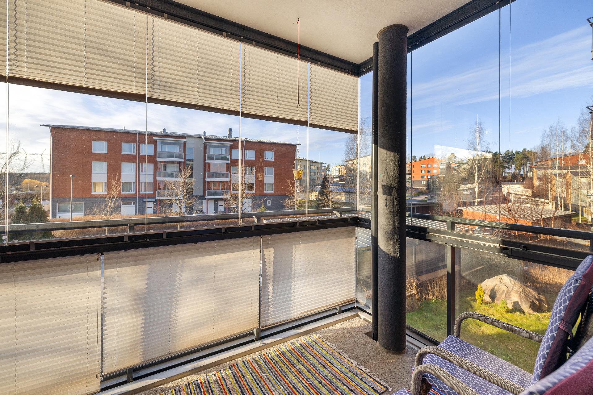 Lasitettu tilava parveke.