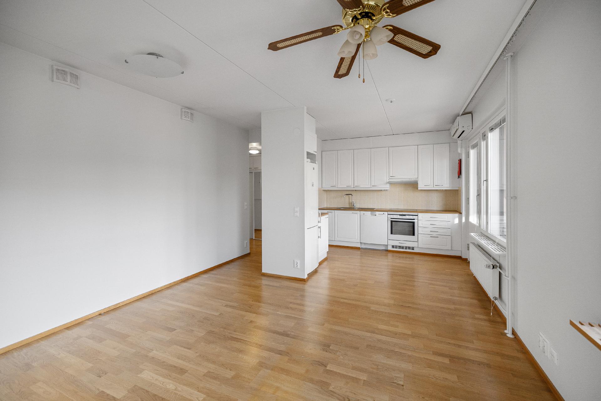 Keittiö olohuoneen jatkeena.