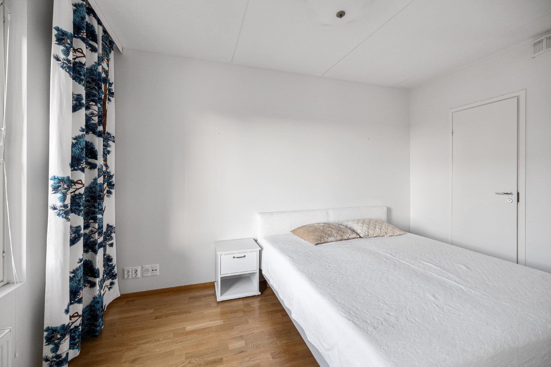 Makuuhuone, jonne mahtuu hyvin 180 cm leveä sänky.