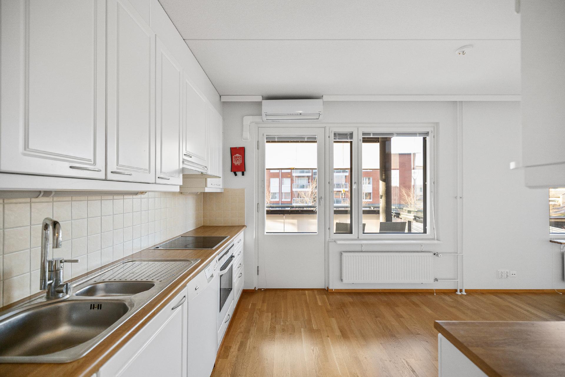 Ruokapöydälle paikka ikkunan edustalla.