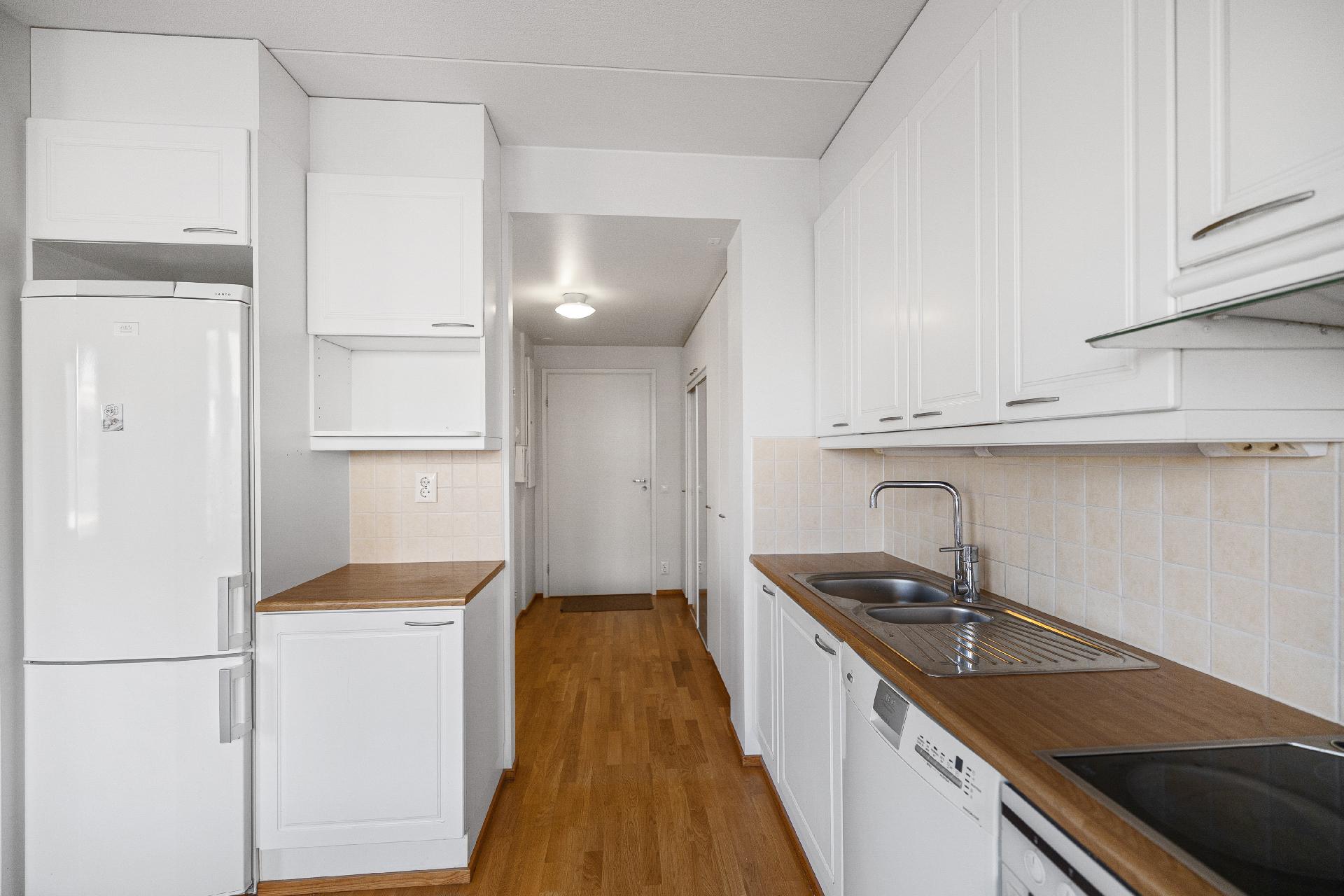 Keittiössä hyvin kaappitilaa.