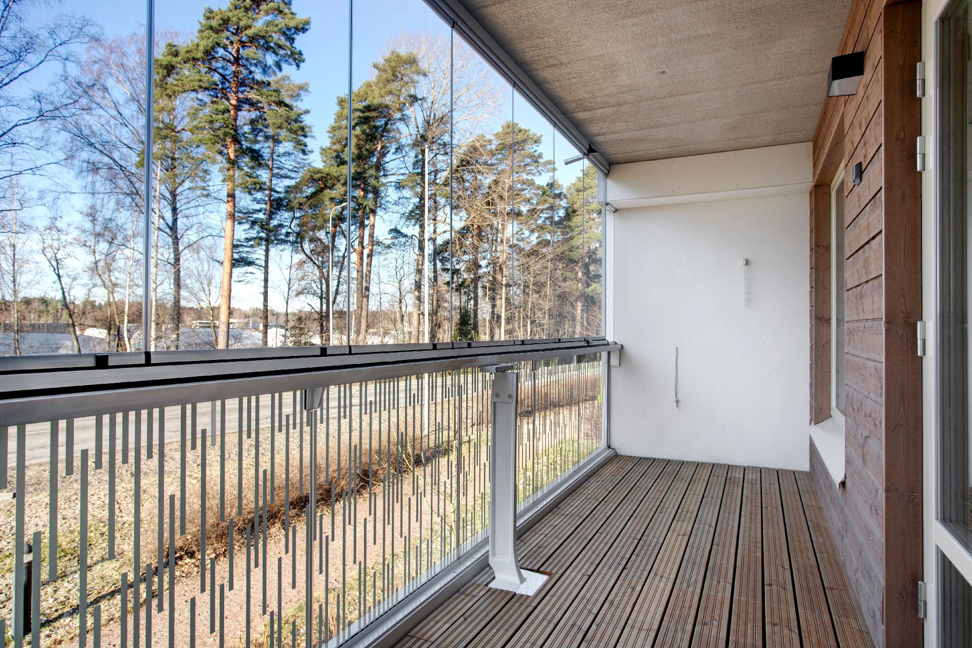 Lasitettu terassiparveke on koko huoneiston levyinen