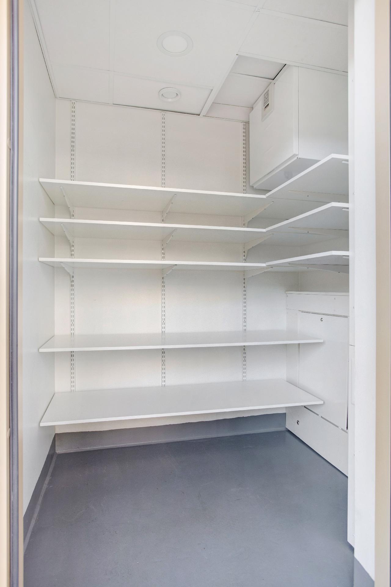 Asunnon vieressä tilava varasto