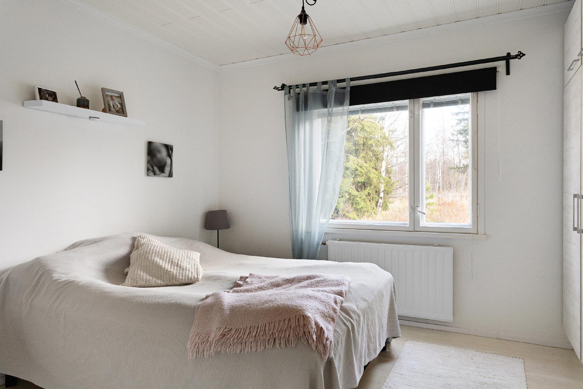 Alakerran makuuhuone