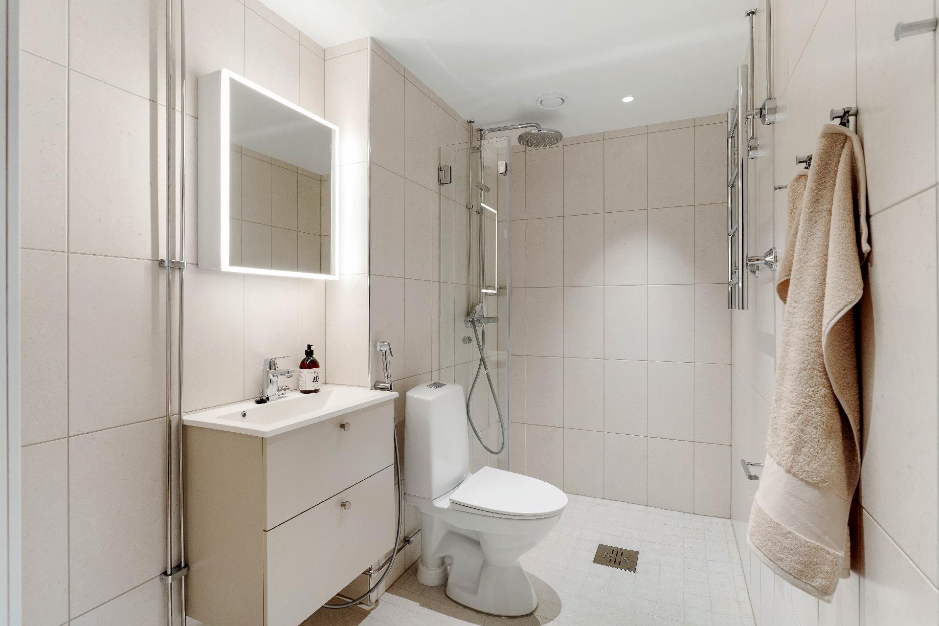 Juuri remontoitu moderni kylpyhuone