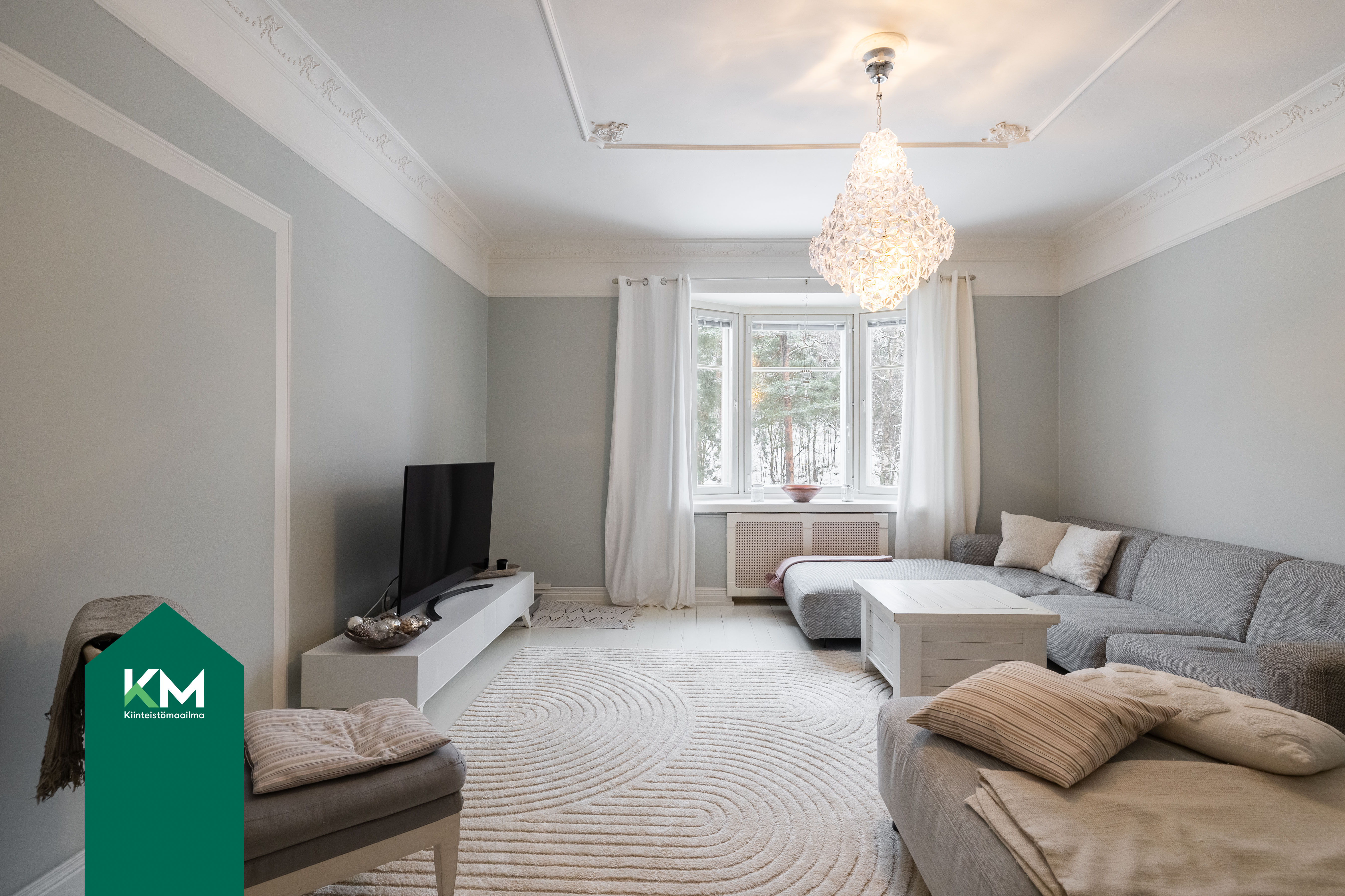 Kattomansetti ja listat korostavat huonekorkeutta.