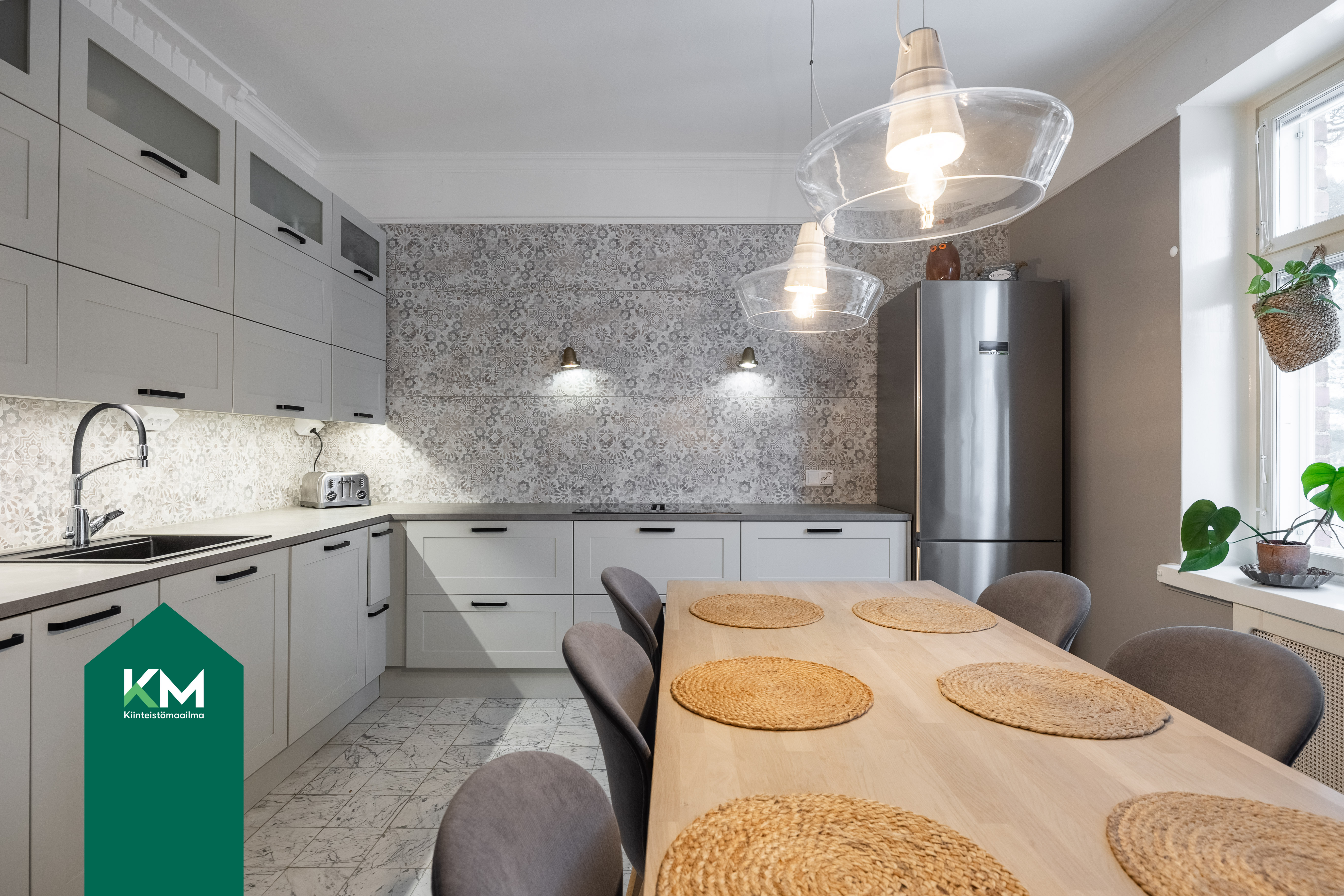 Keittiö on päivitetty tyylikkäällä maulla, kuitenkin vanhaa kunnioittaen.