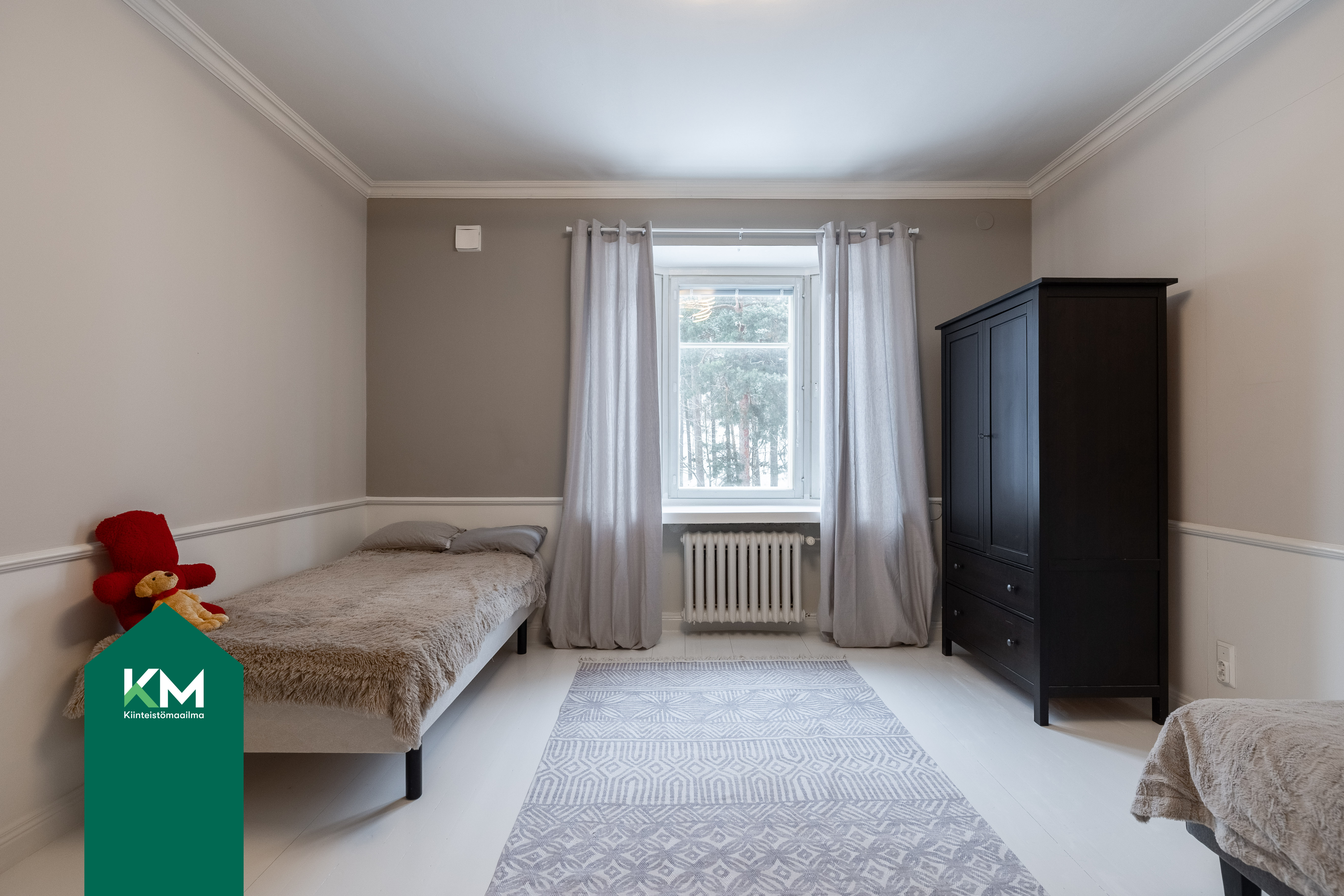 Tämä makuuhuone on Korkevuorenkadun puolella.