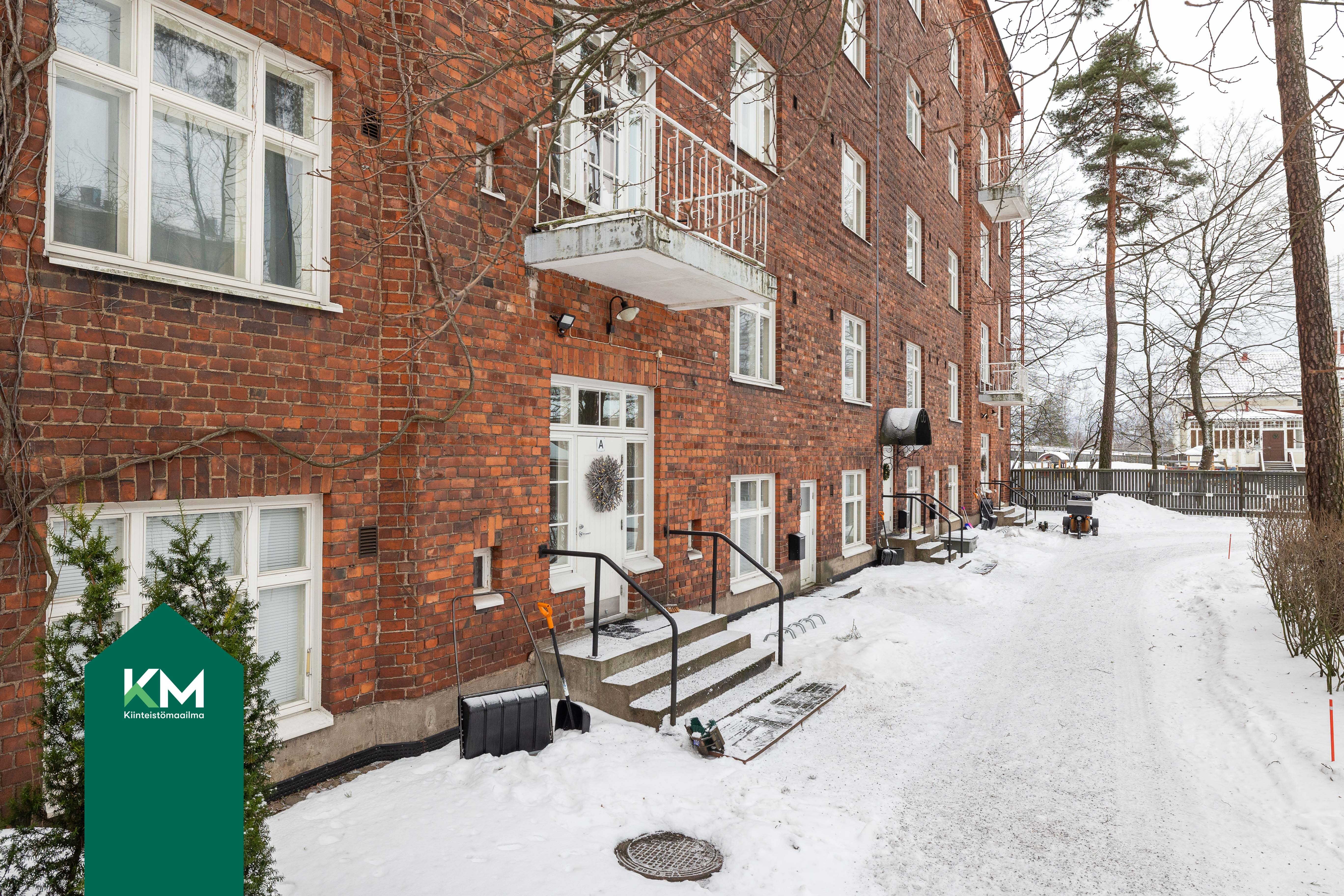 Talo sisäpihalta päin.