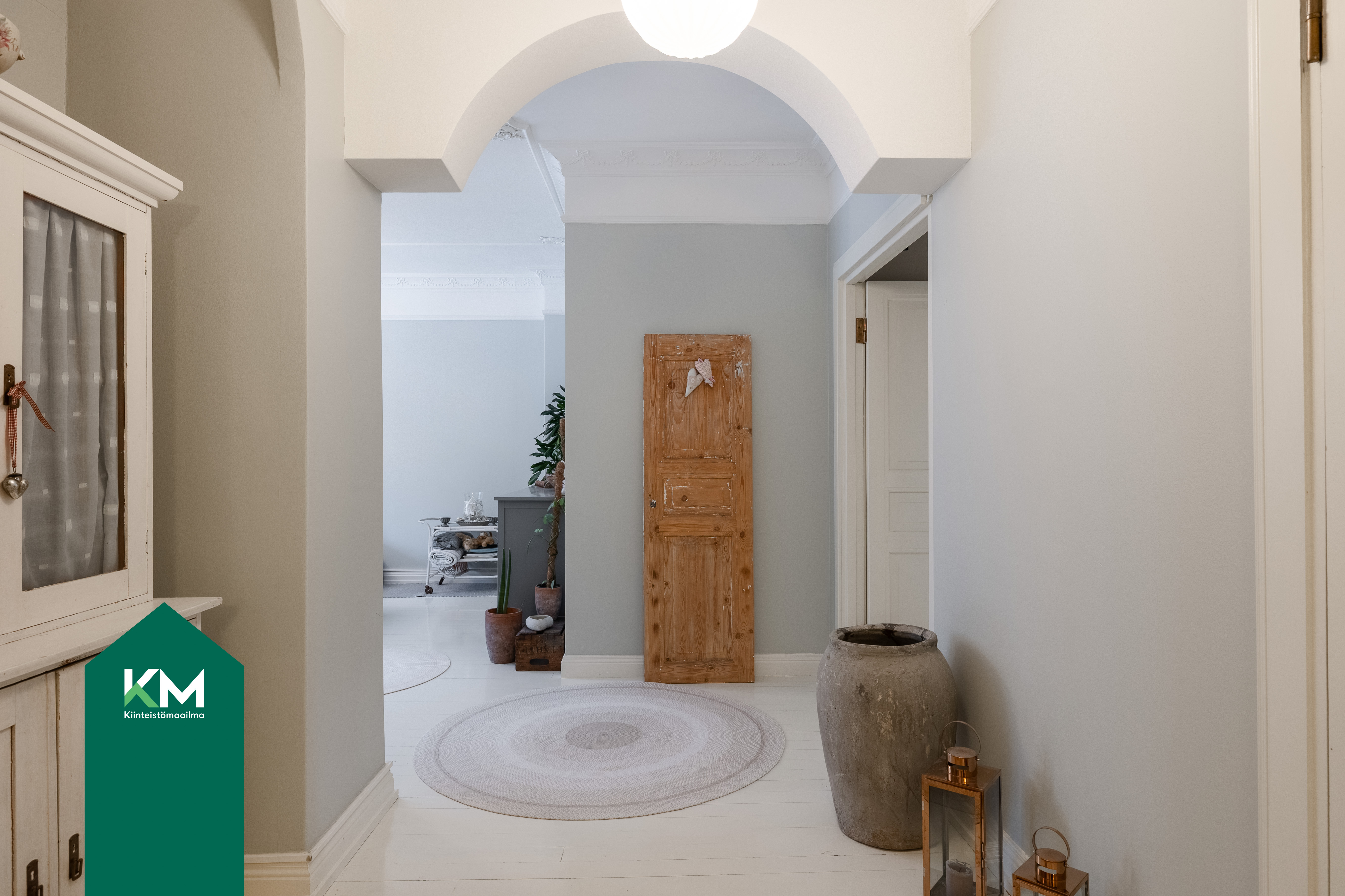 Ihana lankkulattia ja ovikaaret.