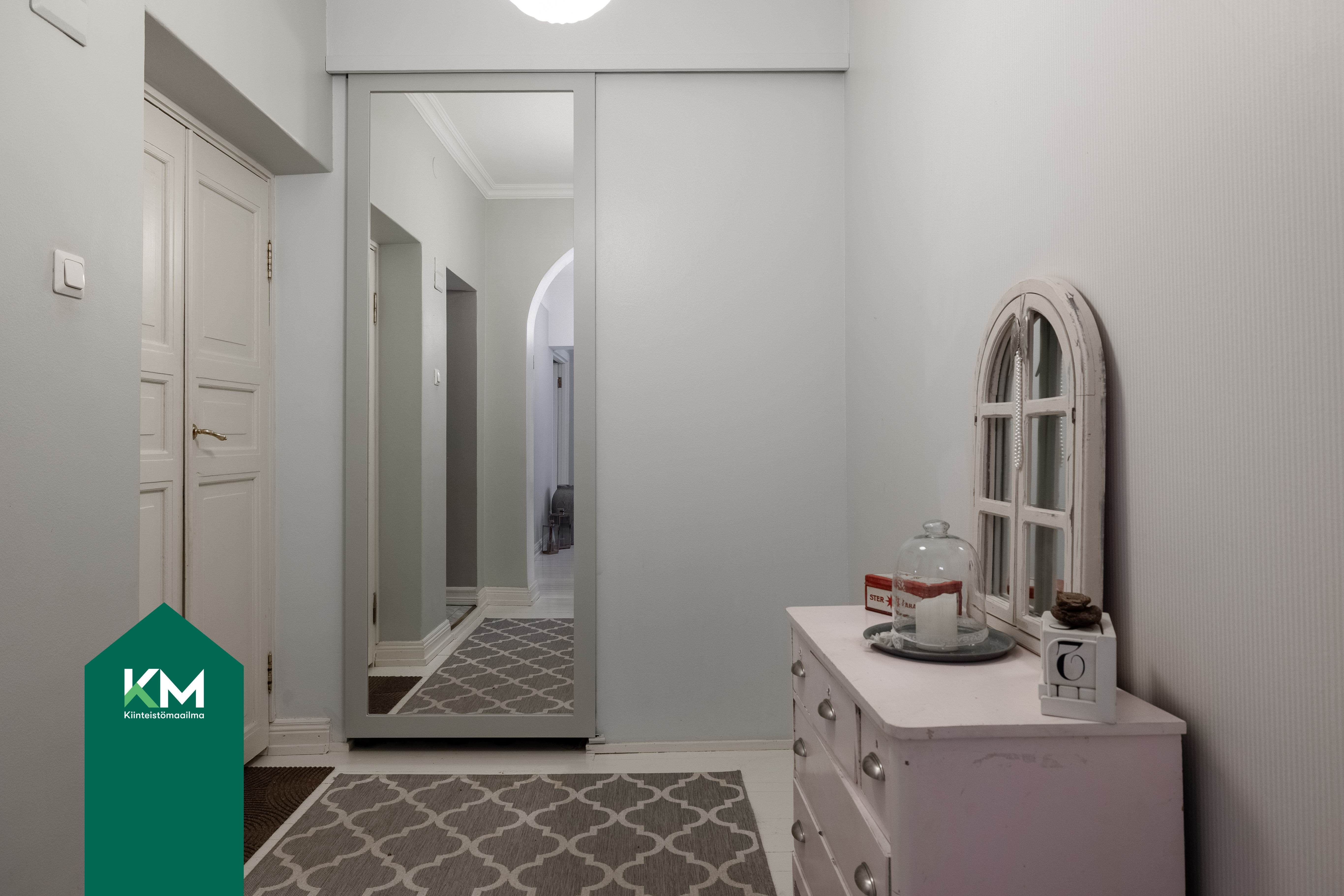 Eteisessä on kaappisäilytystilaa.