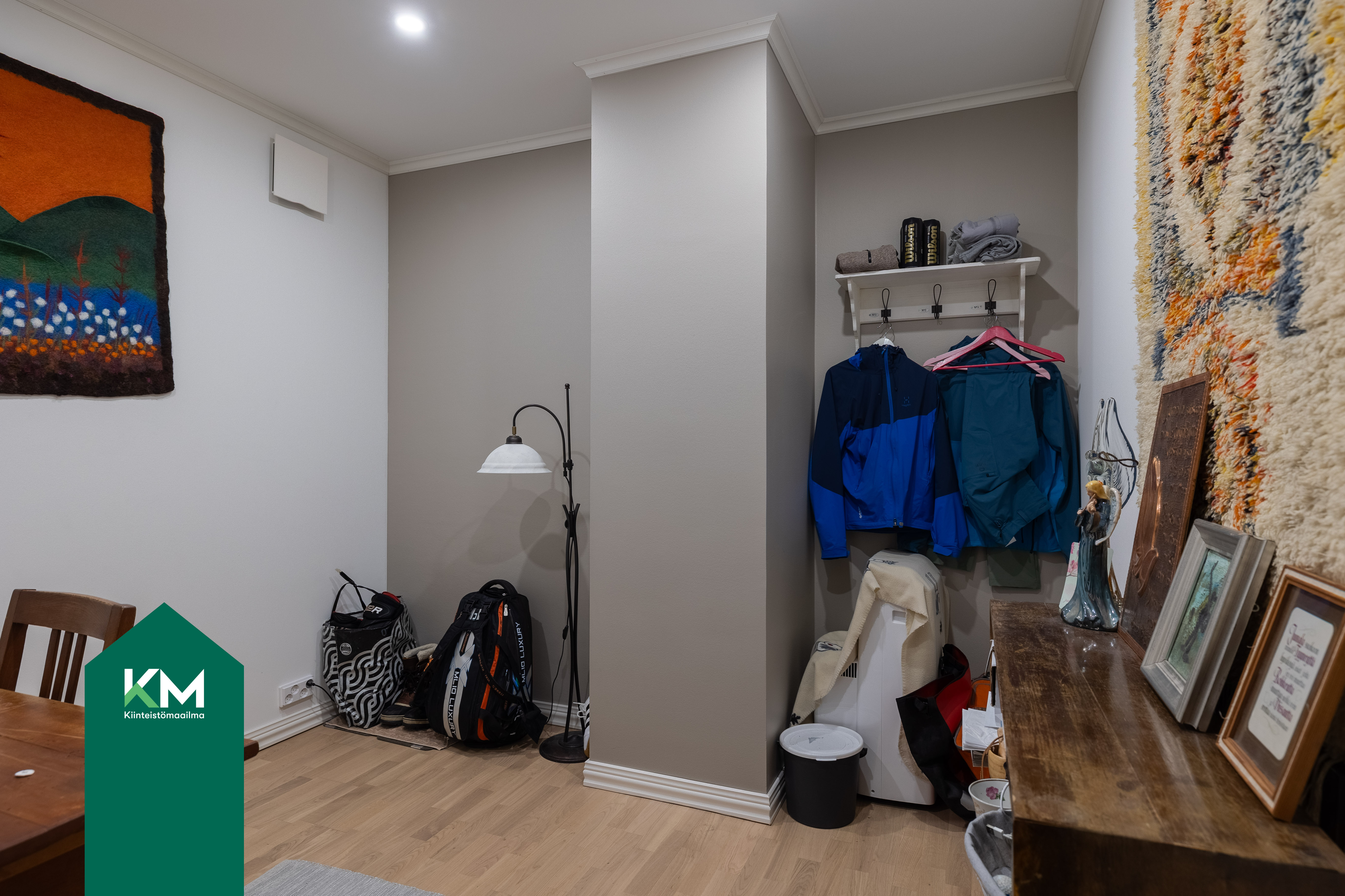 Tämä huone toimii työ- tai makuutilana ja myös vaatehuoneena.