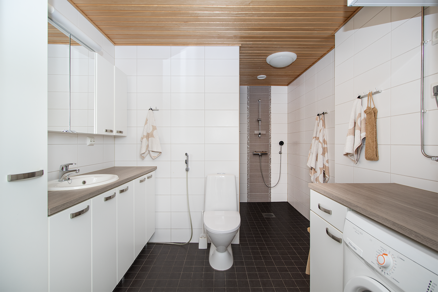 Kylpyuhuone, jossa kodinhoitohuone toiminnot.