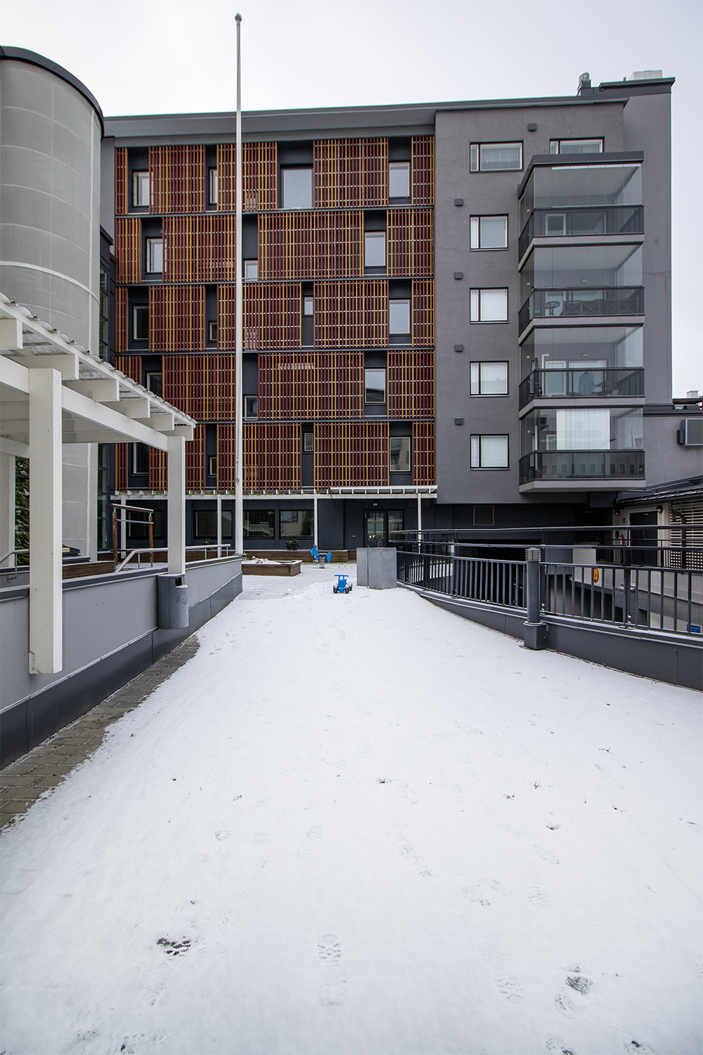 Taloyhtiön piha-alue.