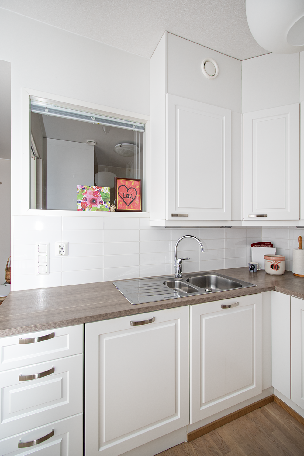 Keittiössä ikkuna tyotilaan/makuualkoviin.