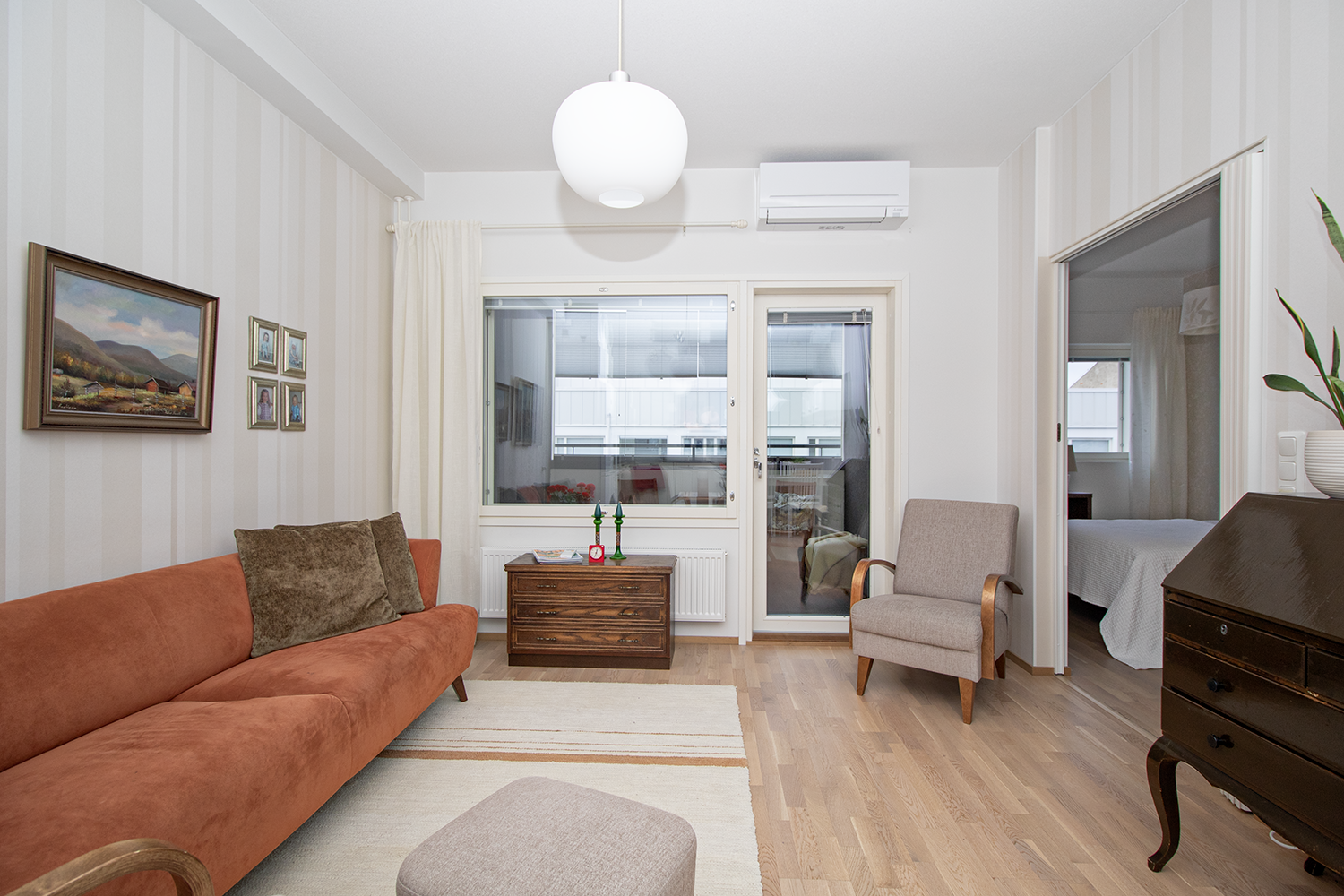 Olohuoneesta käynti tilavaan makuuhuoneeseen.