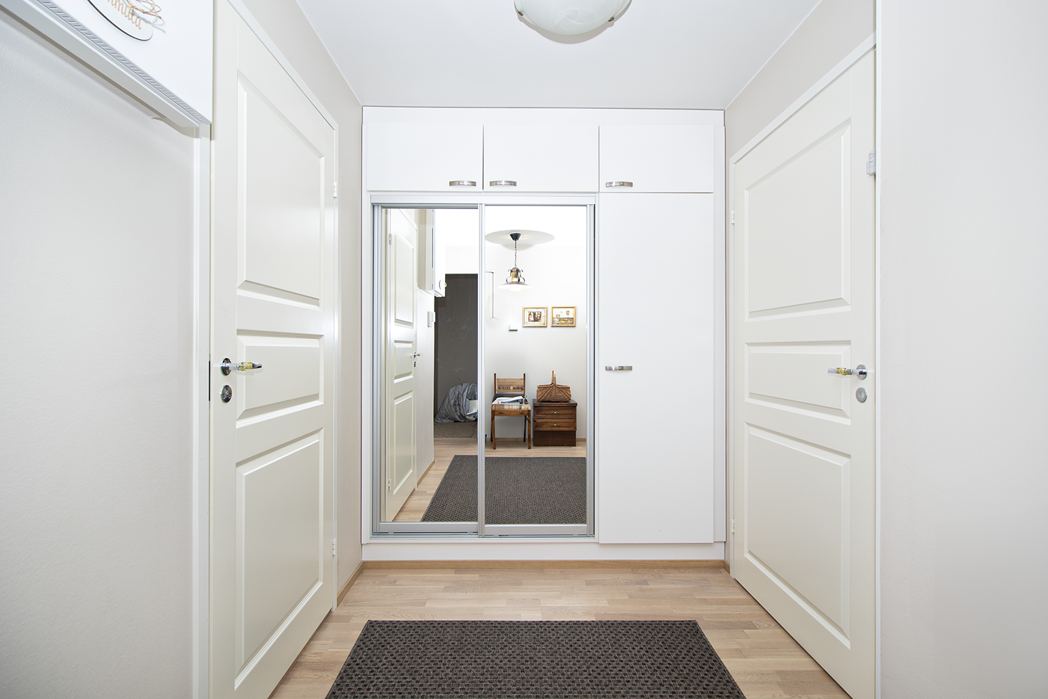 Tilava aulamainen eteinen.