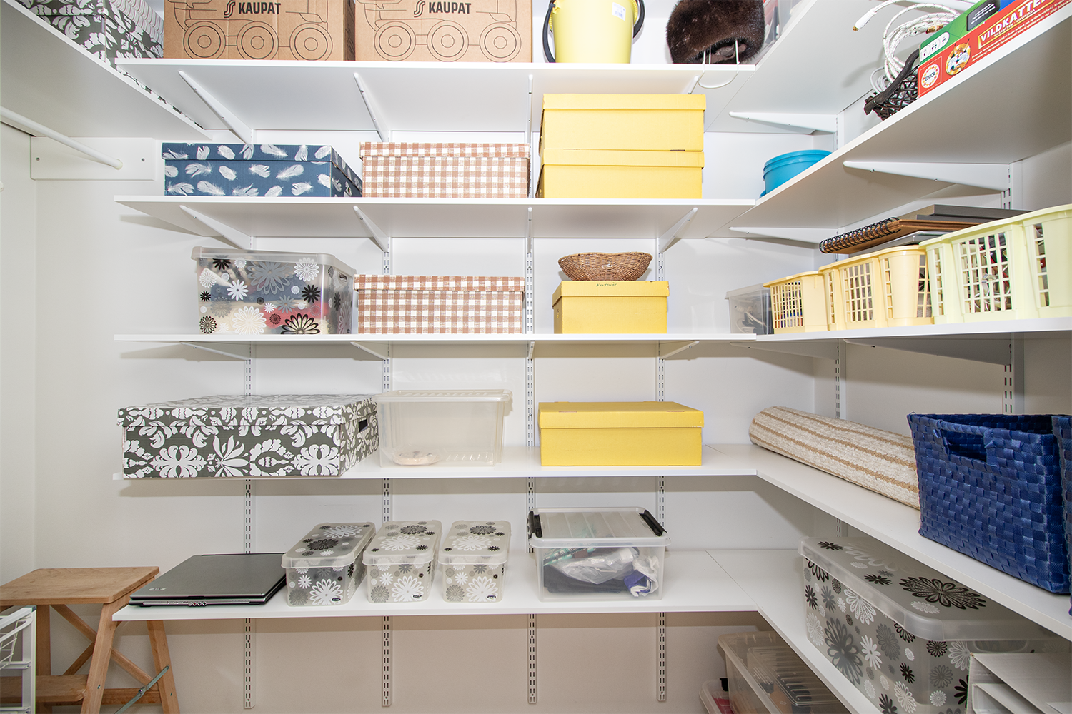 Tilava vaatehuone, käynti makuuhuoneesta.