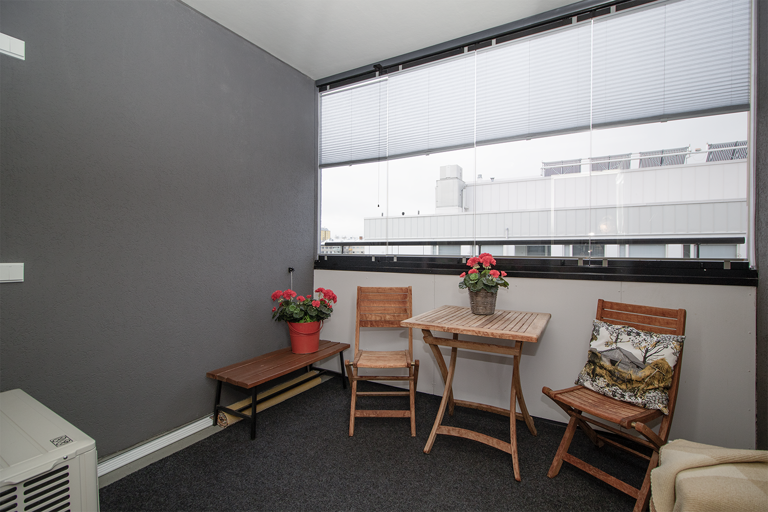 Iso lasitettu parveke kävelykadulle.