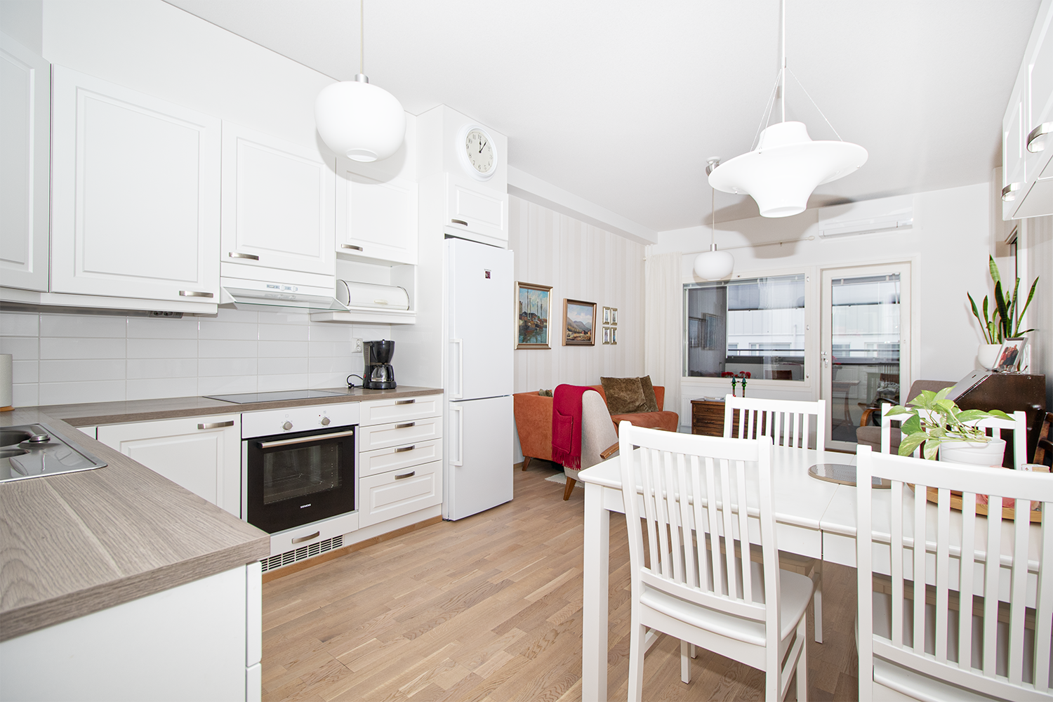 Keittiötila avautuu olohuoneeseen