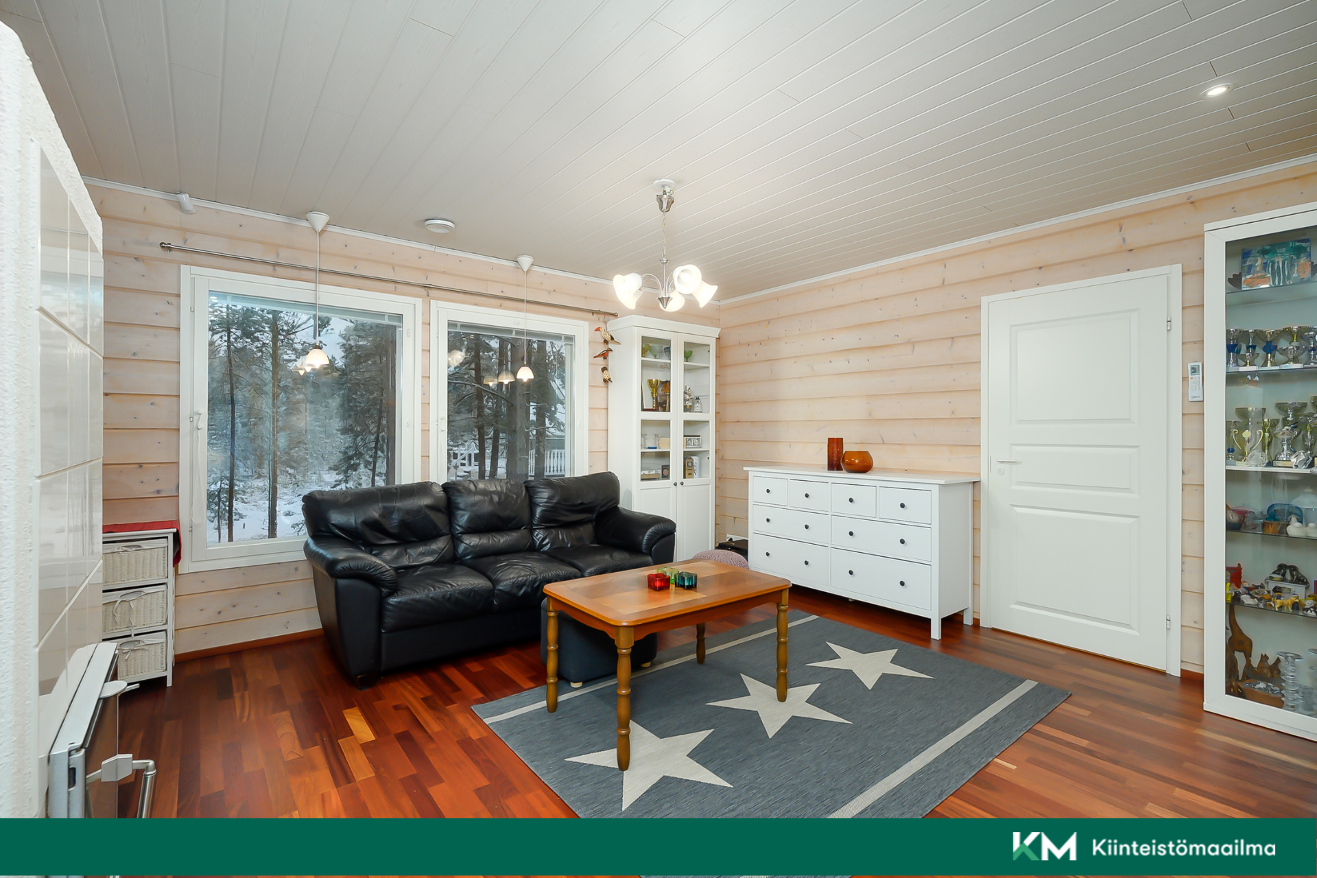 Olohuoneesta avautuu kaunis maisema