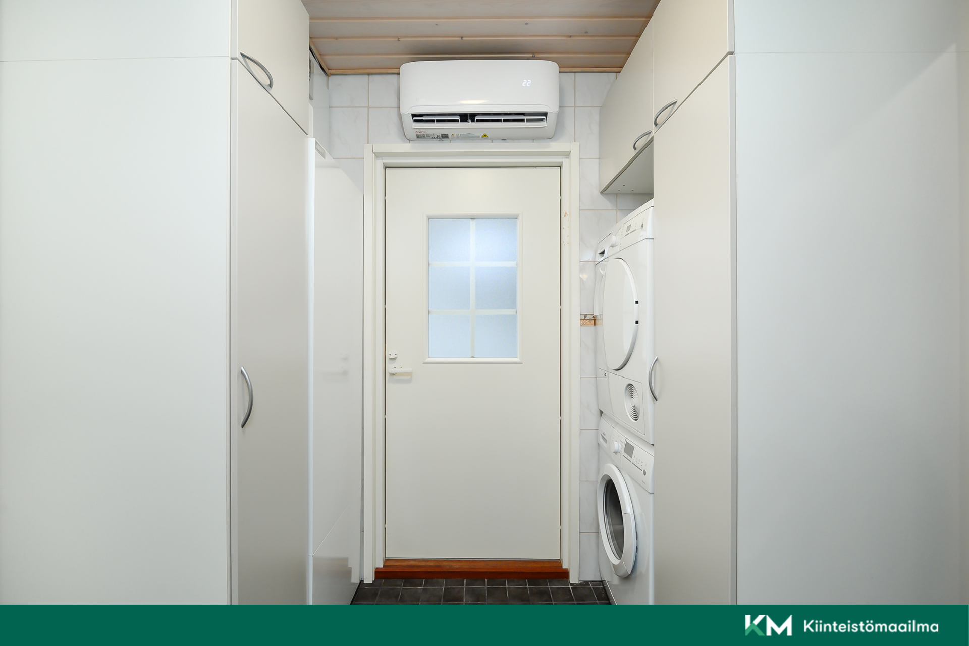 Kodinhoitotilassa kaapistot ja pyykkitornipaikka