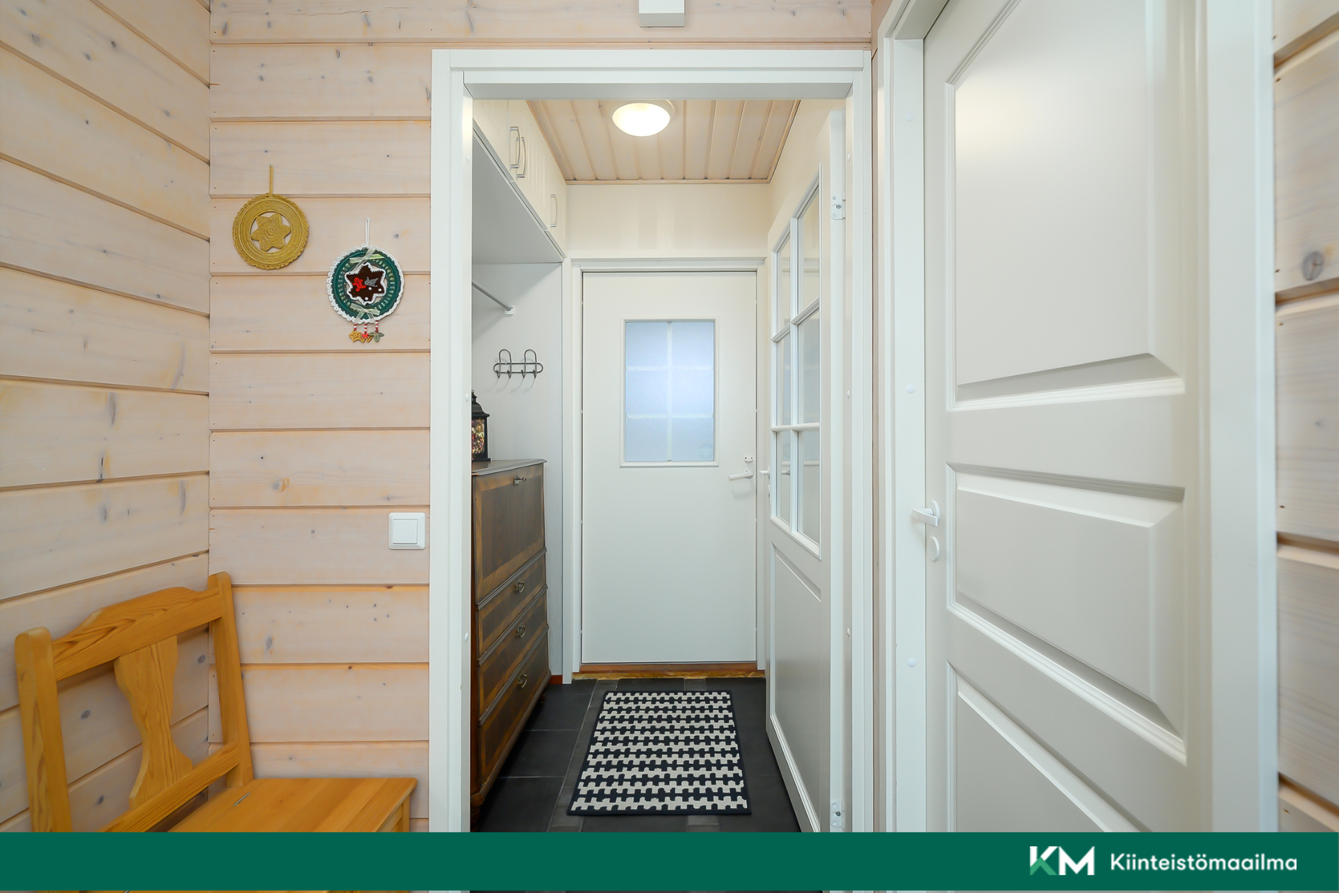 Eteistila ja käynti 1. makuuhuoneeseen