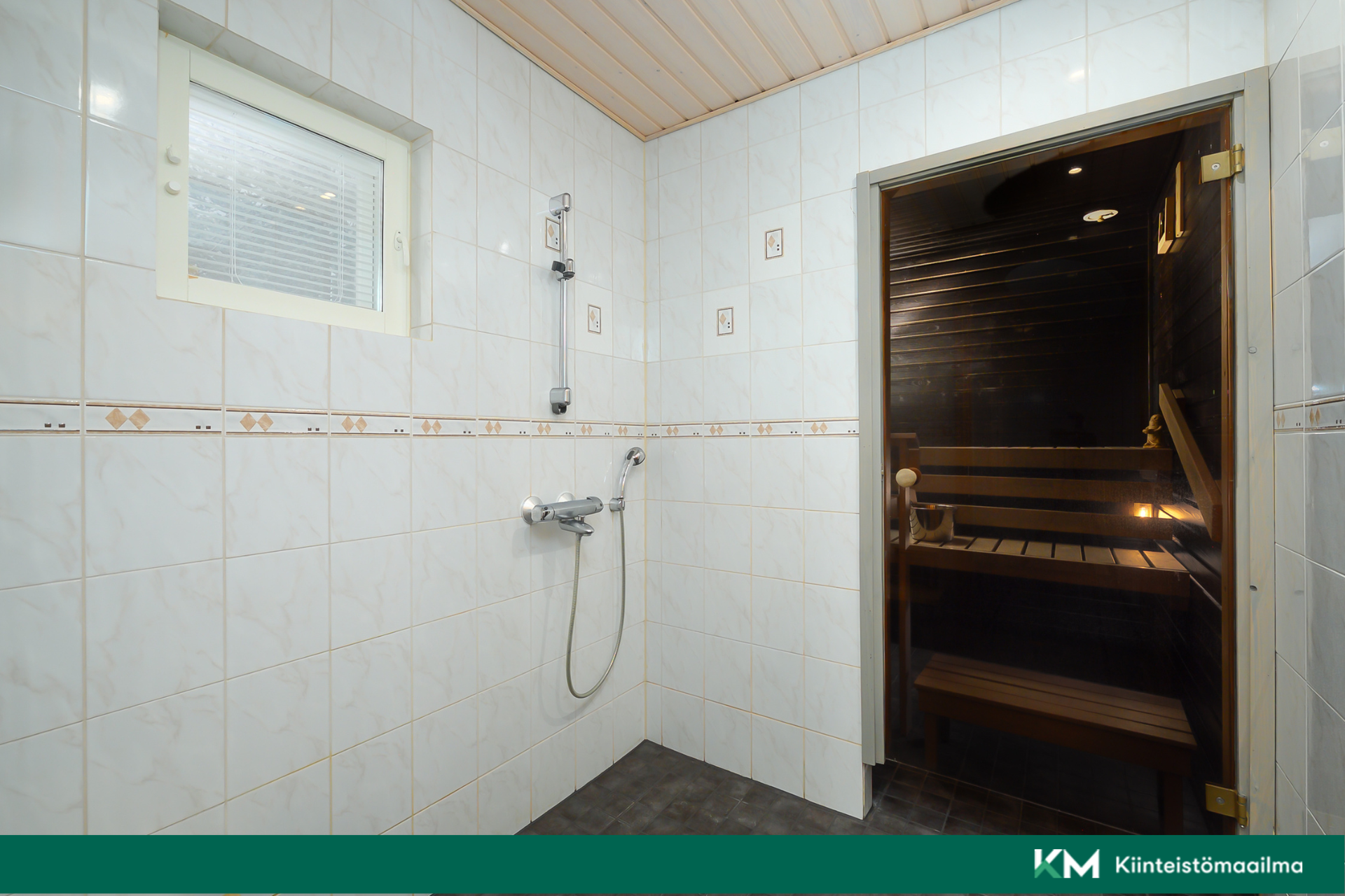 Vaalea kylpyhuone suihkulla