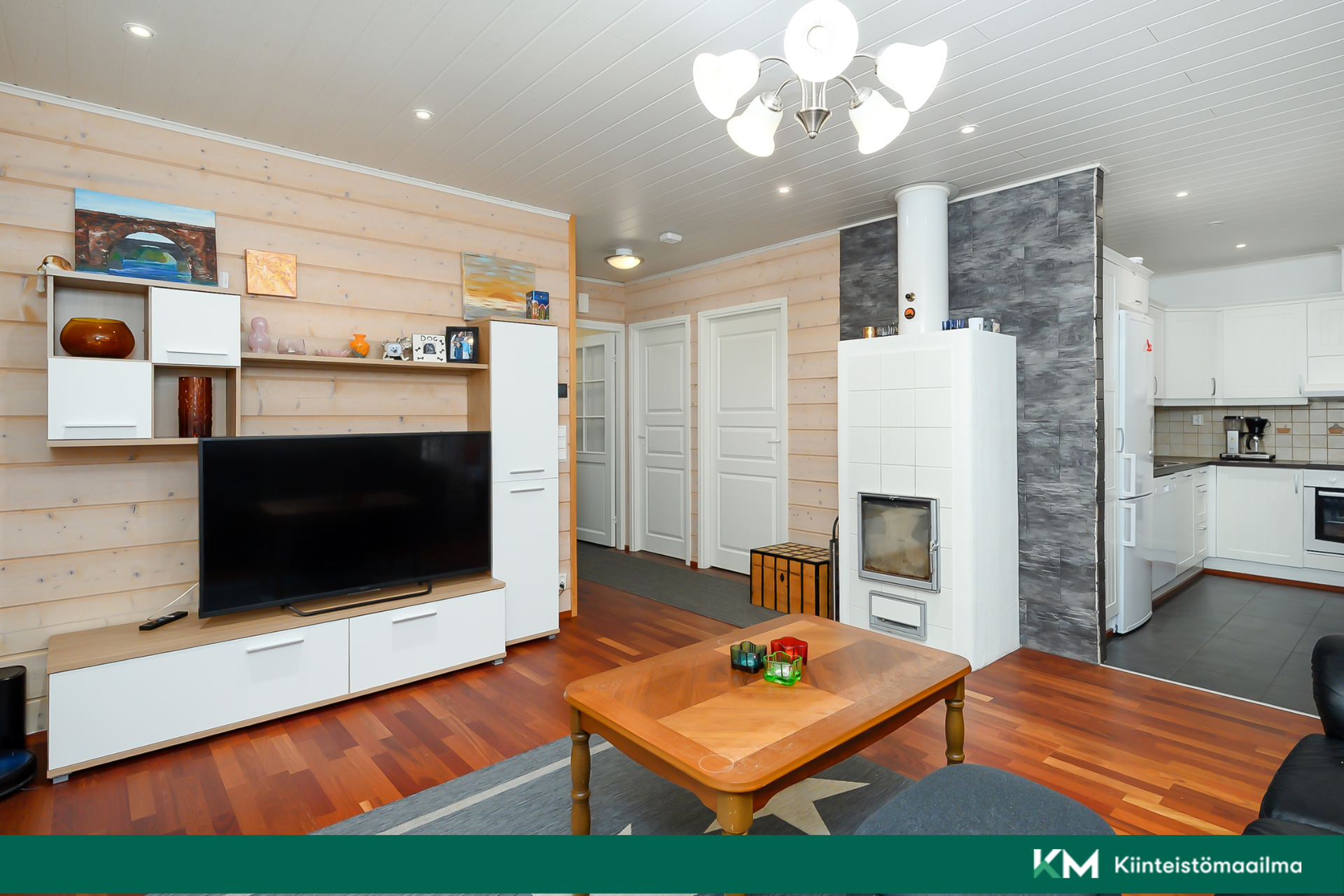 Olohuoneesta näkymä muualle kotiin